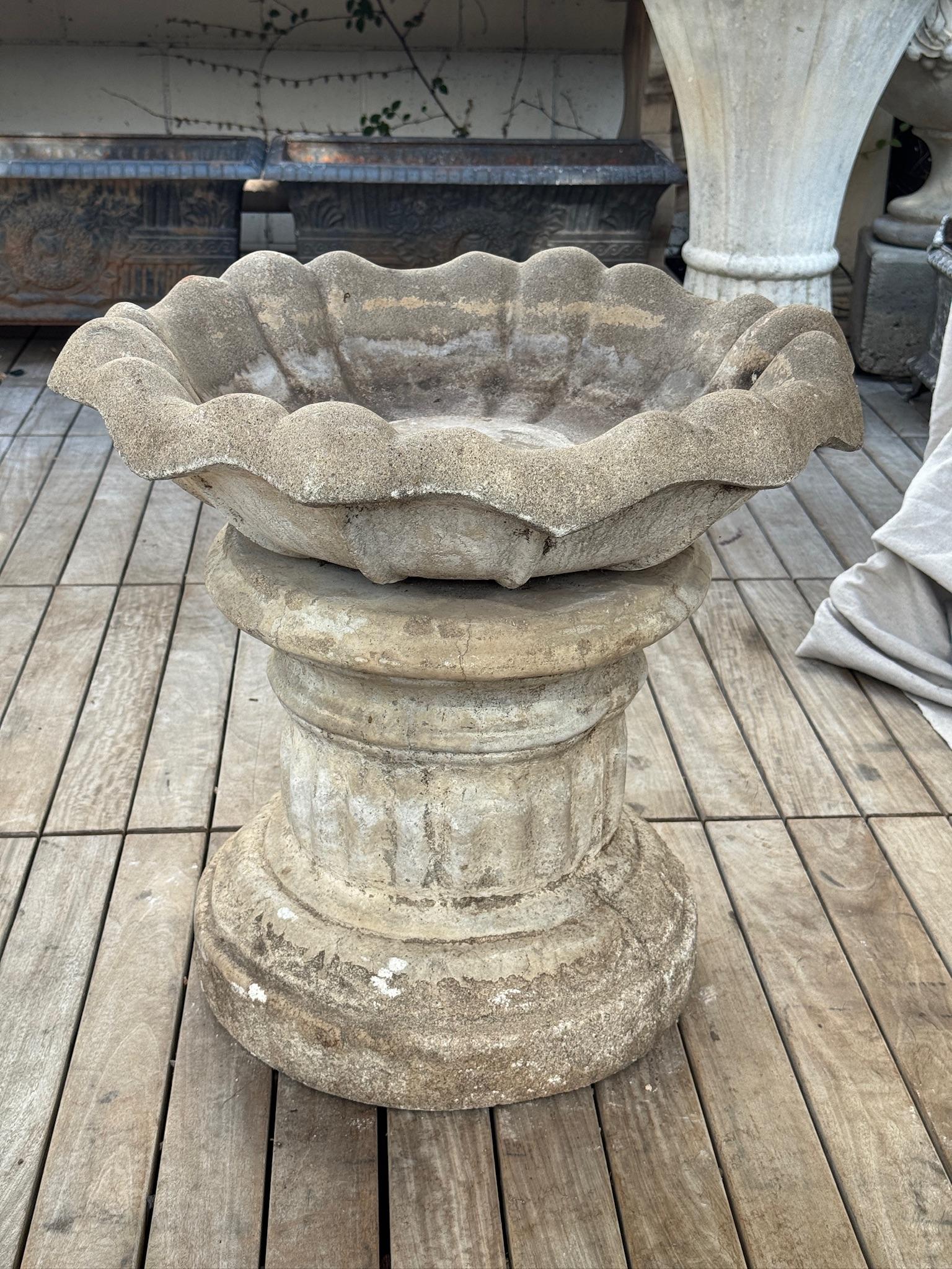 Fontana da giardino in pietra fusa vintage con piedistallo scanalato e bacino smerlato In condizioni buone in vendita a West Hollywood, CA