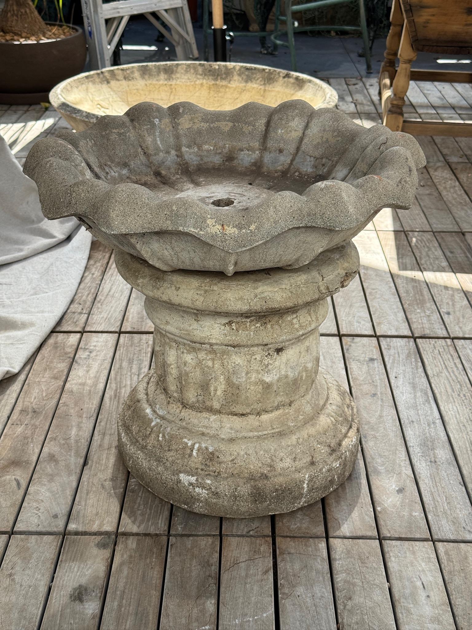 XX secolo Fontana da giardino in pietra fusa vintage con piedistallo scanalato e bacino smerlato in vendita