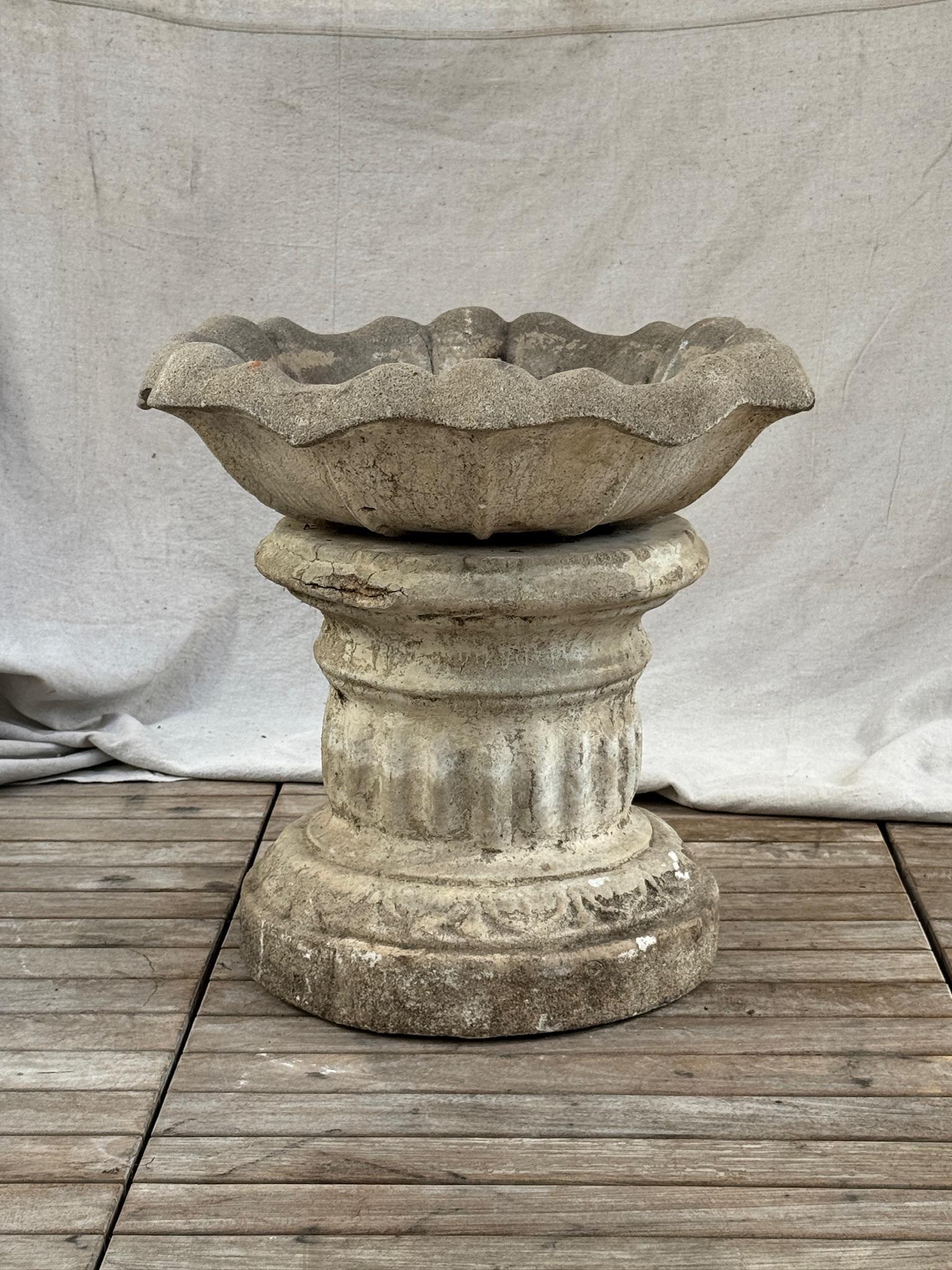 Calcestruzzo Fontana da giardino in pietra fusa vintage con piedistallo scanalato e bacino smerlato in vendita