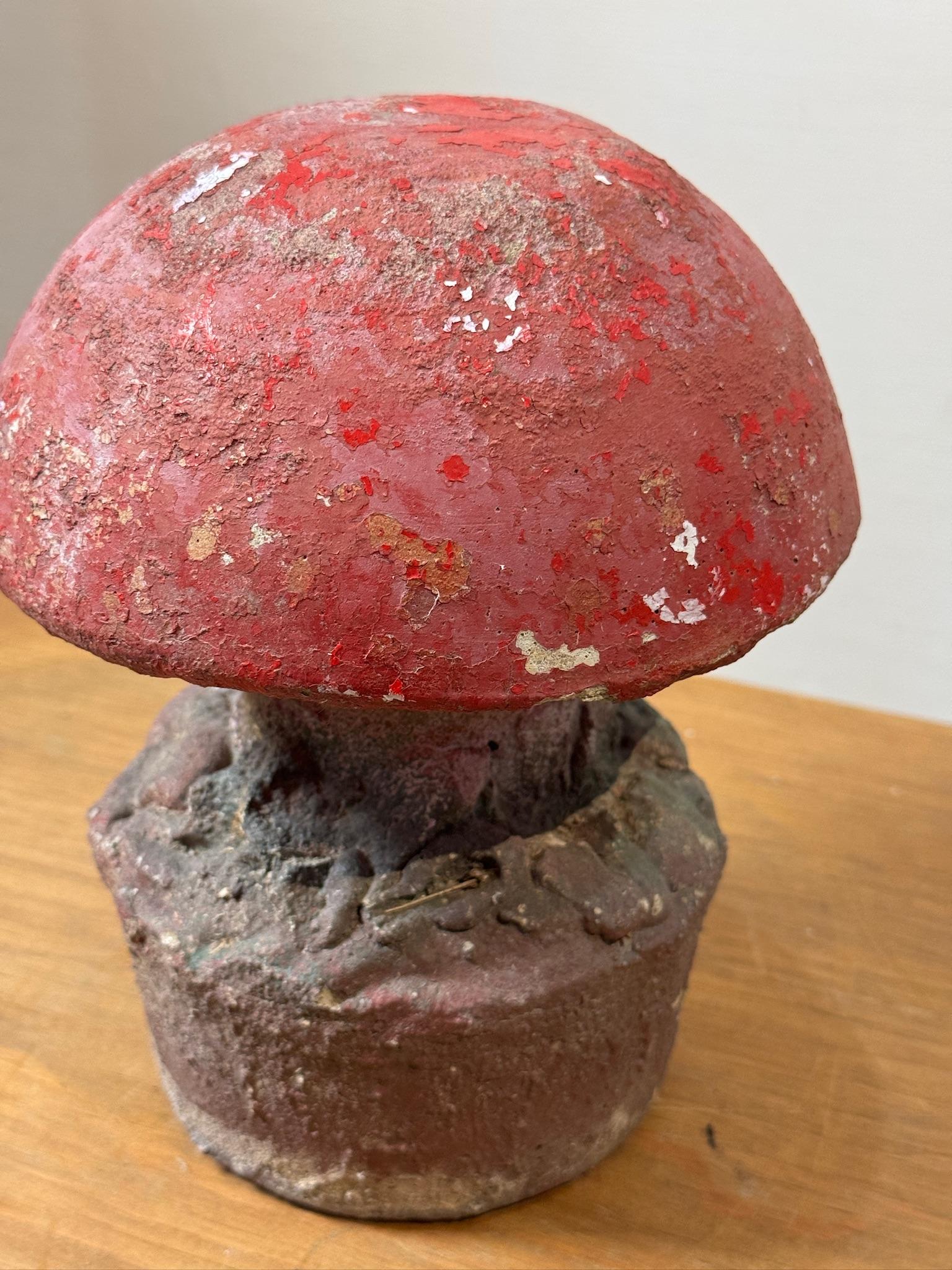 Añade un toque de caprichoso encanto a tu jardín o espacio exterior con este adorno vintage en forma de seta de piedra fundida. Hecha a mano y con una hermosa pátina roja desgastada, esta pieza irradia carácter y atractivo rústico. El proceso