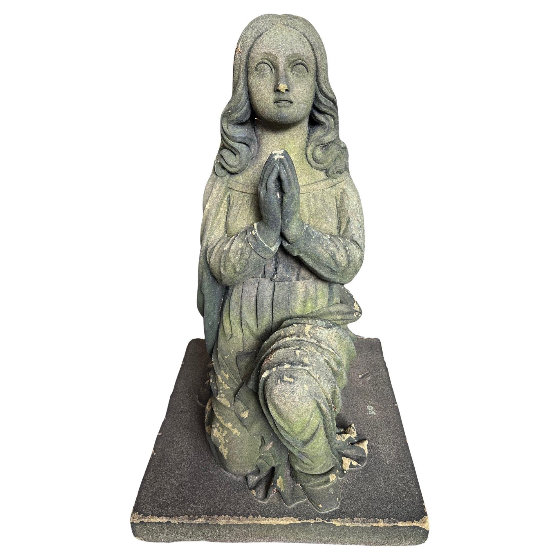 Statue de jardin d'extérieur vintage en pierre moulée représentant une femme figurative agenouillée en prière 