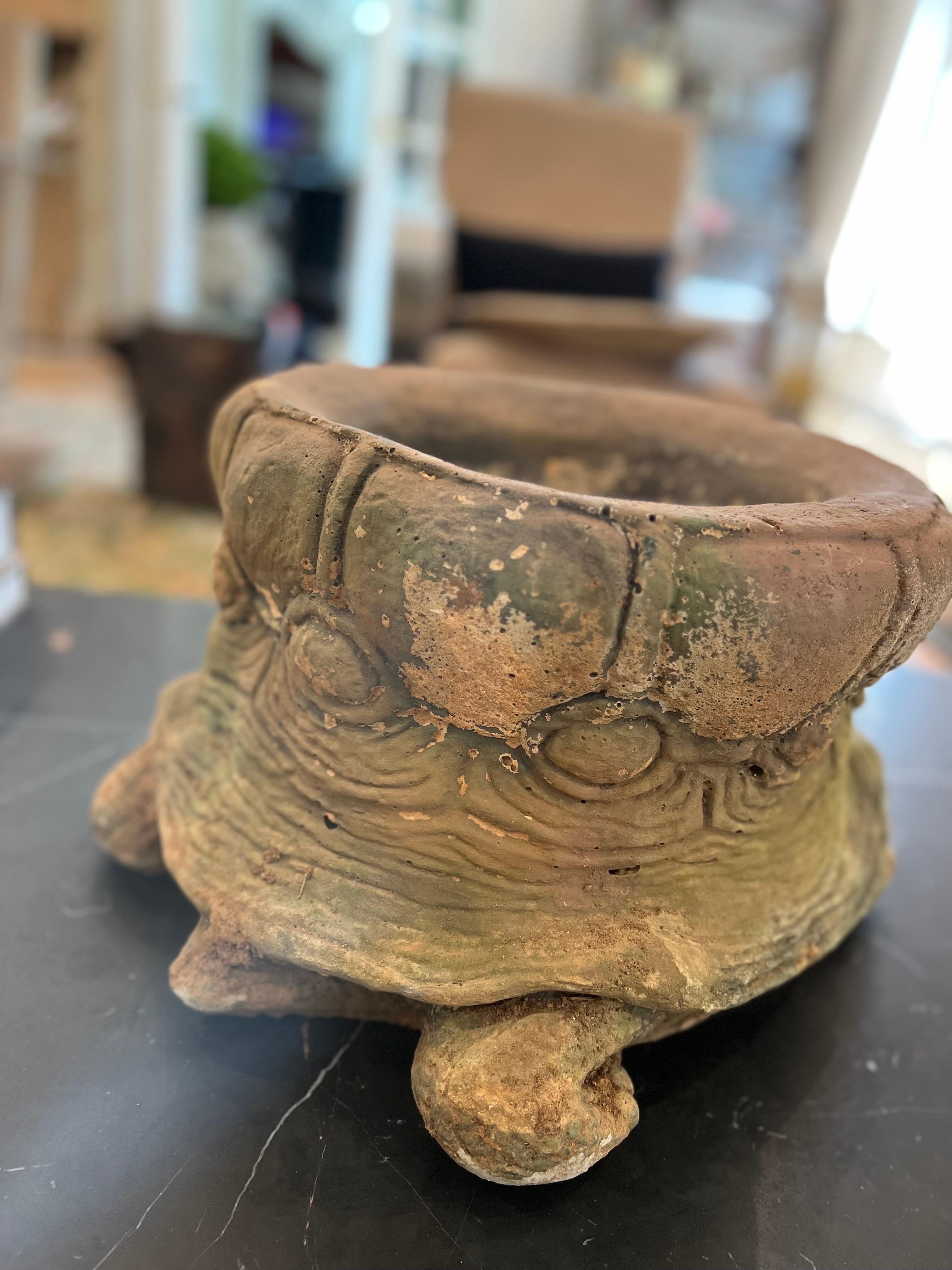 Vieille jardinière tortue/tortoise en pierre moulée  Bon état - En vente à Los Angeles, CA