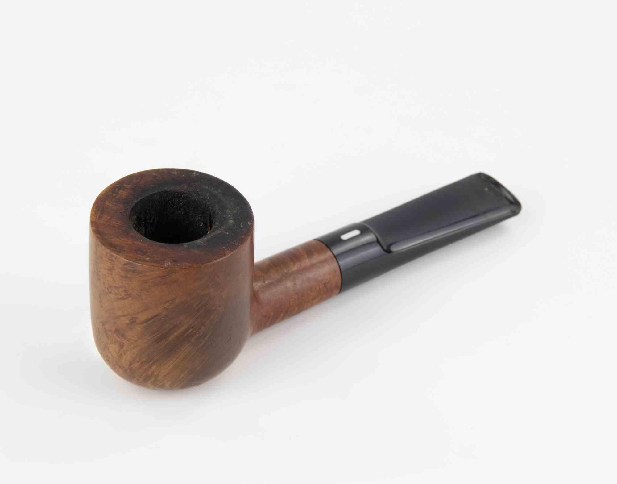 Questo pezzo è una pipa Castello, un marchio italiano famoso in tutto il mondo per la precisione della sua lavorazione e l'eccezionale qualità della sua radica. La pipa presenta una classica forma diritta da biliardo, elegante nella sua semplicità e
