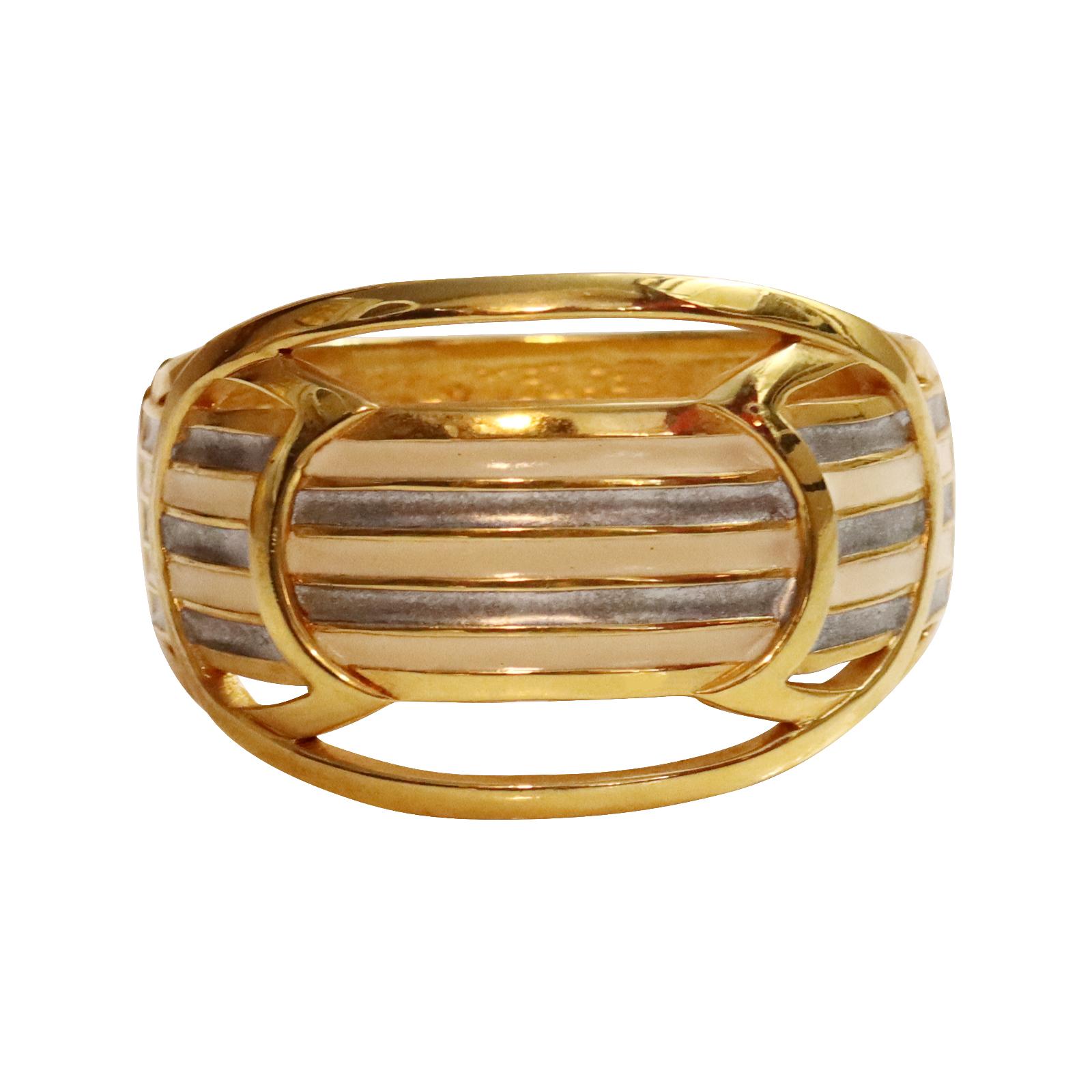 Vintage Castlecliff Gold  Cremefarbenes und graues Manschettenarmband CIRCA 1980er Jahre. Dies ist ein spektakuläres Armband, das einen sehr Art-Deco-Look hat.  Sie kann als Manschette getragen werden, aber auch weiter oben am Unterarm, wie bei der