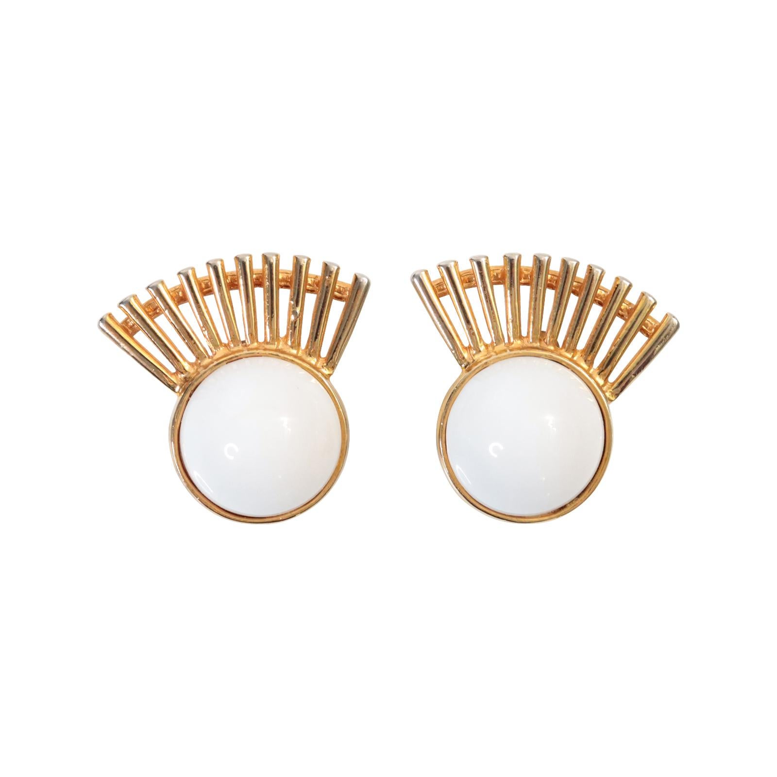 Pendientes Art Decó vintage Castlecliff en tono dorado con blanco, circa años 80. Éstos son algunos de los pendientes más insólitos y extraordinarios que he encontrado. Hablan en especial. Son pendientes con piezas doradas en forma de abanico y un