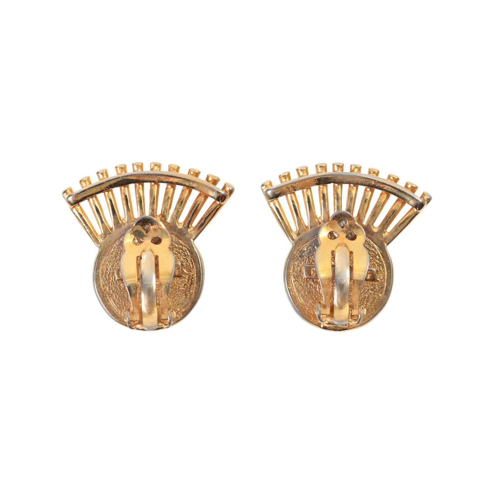 Pendientes Art Decó Vintage Castlecliff en tono dorado con blanco Circa años 80 en venta 1