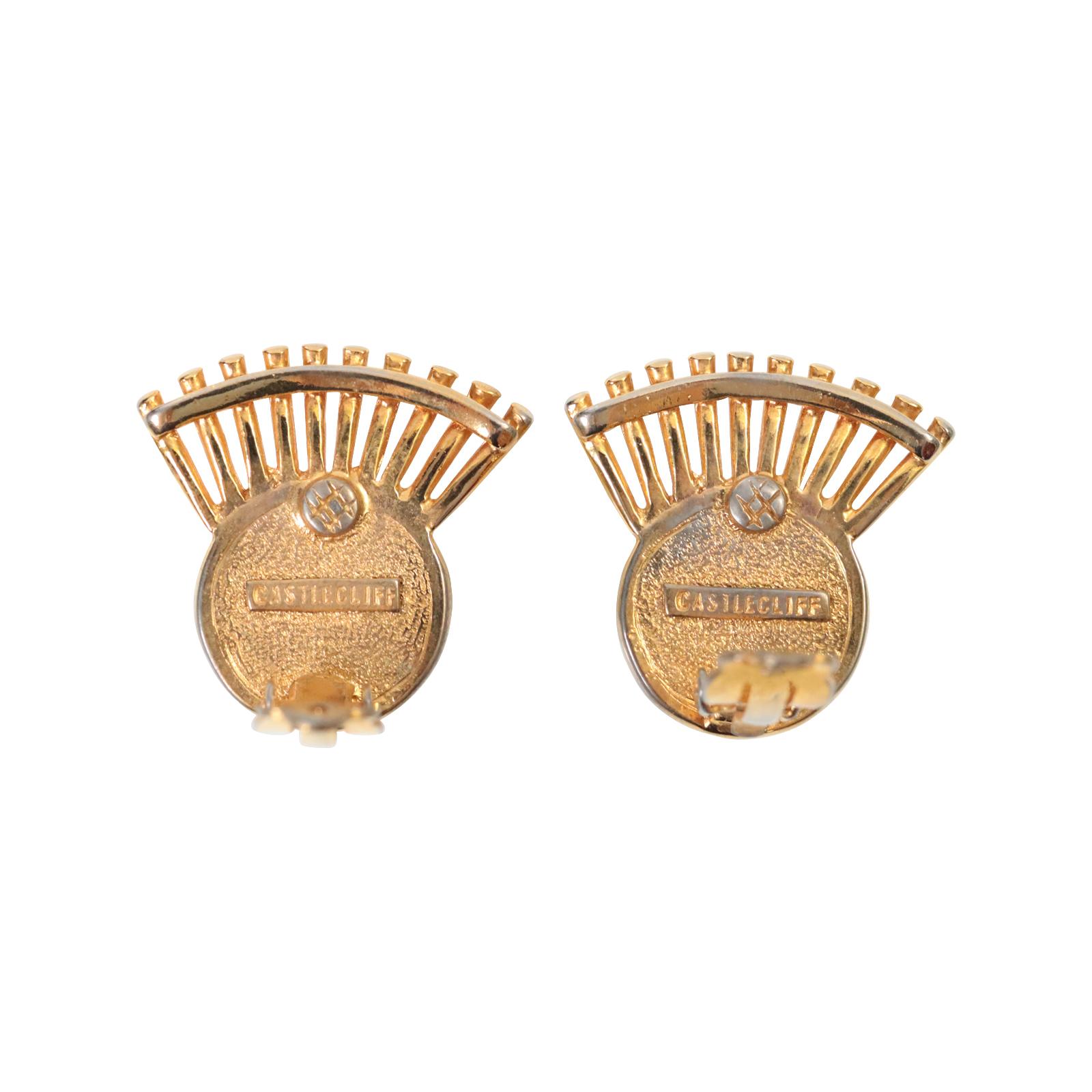 Pendientes Art Decó Vintage Castlecliff en tono dorado con blanco Circa años 80 en venta 2