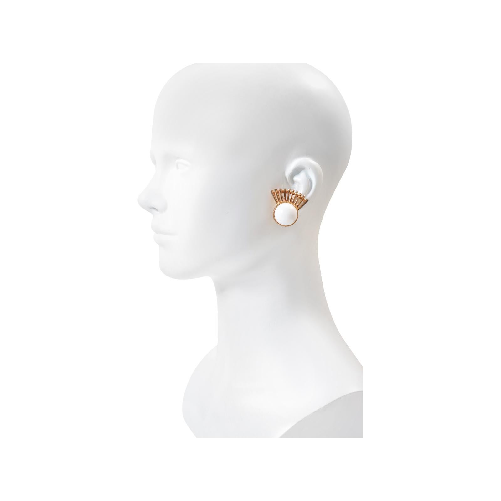 Pendientes Art Decó Vintage Castlecliff en tono dorado con blanco Circa años 80 Moderno en venta