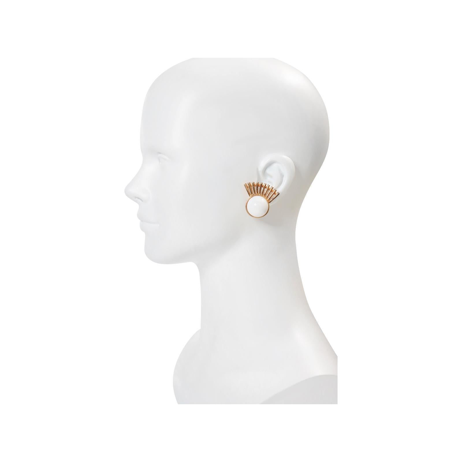 Femenino o masculino Pendientes Art Decó Vintage Castlecliff en tono dorado con blanco Circa años 80 en venta
