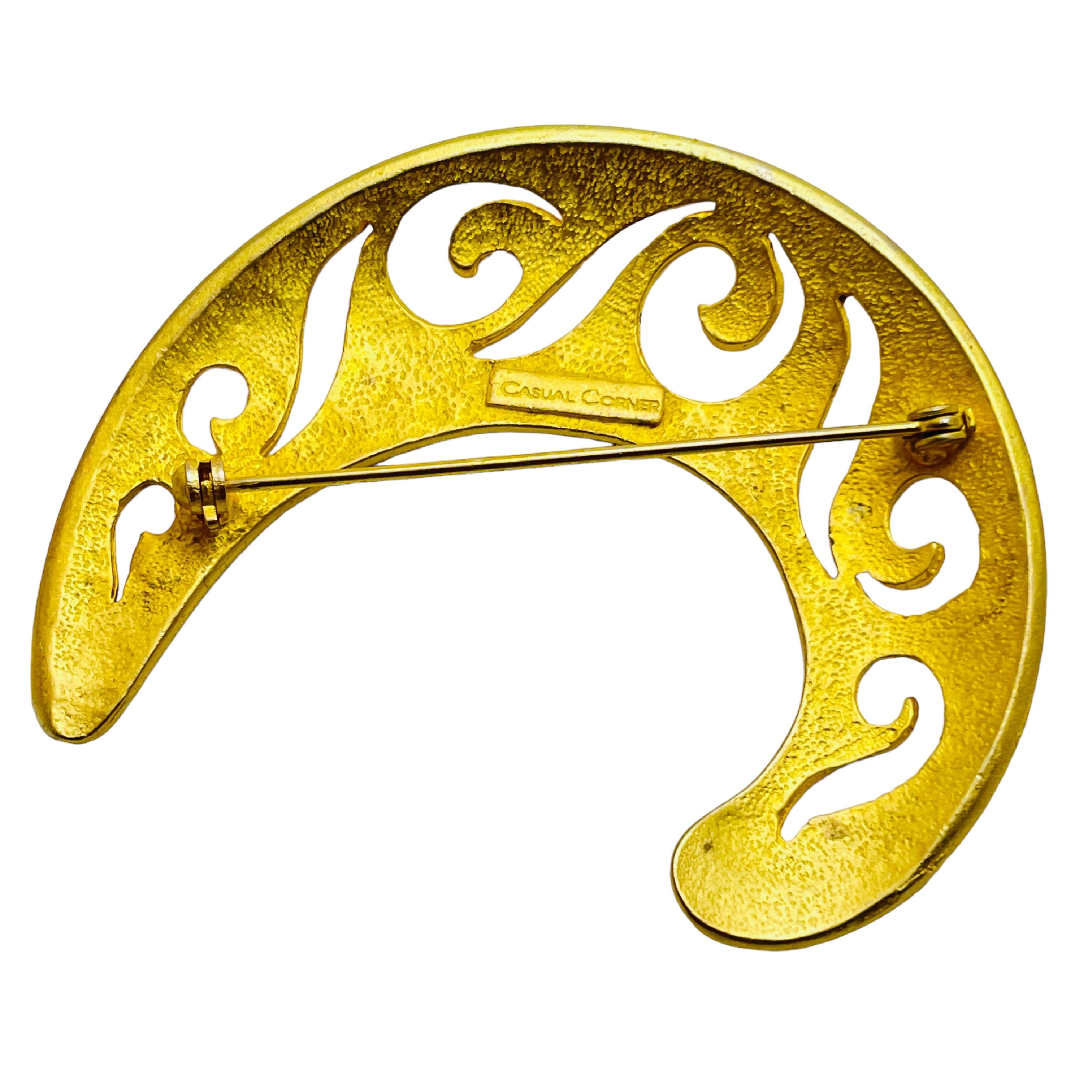 Vintage CASUAL CORNER moon matte gold tone designer brooch In Good Condition For Sale In Palos Hills, IL