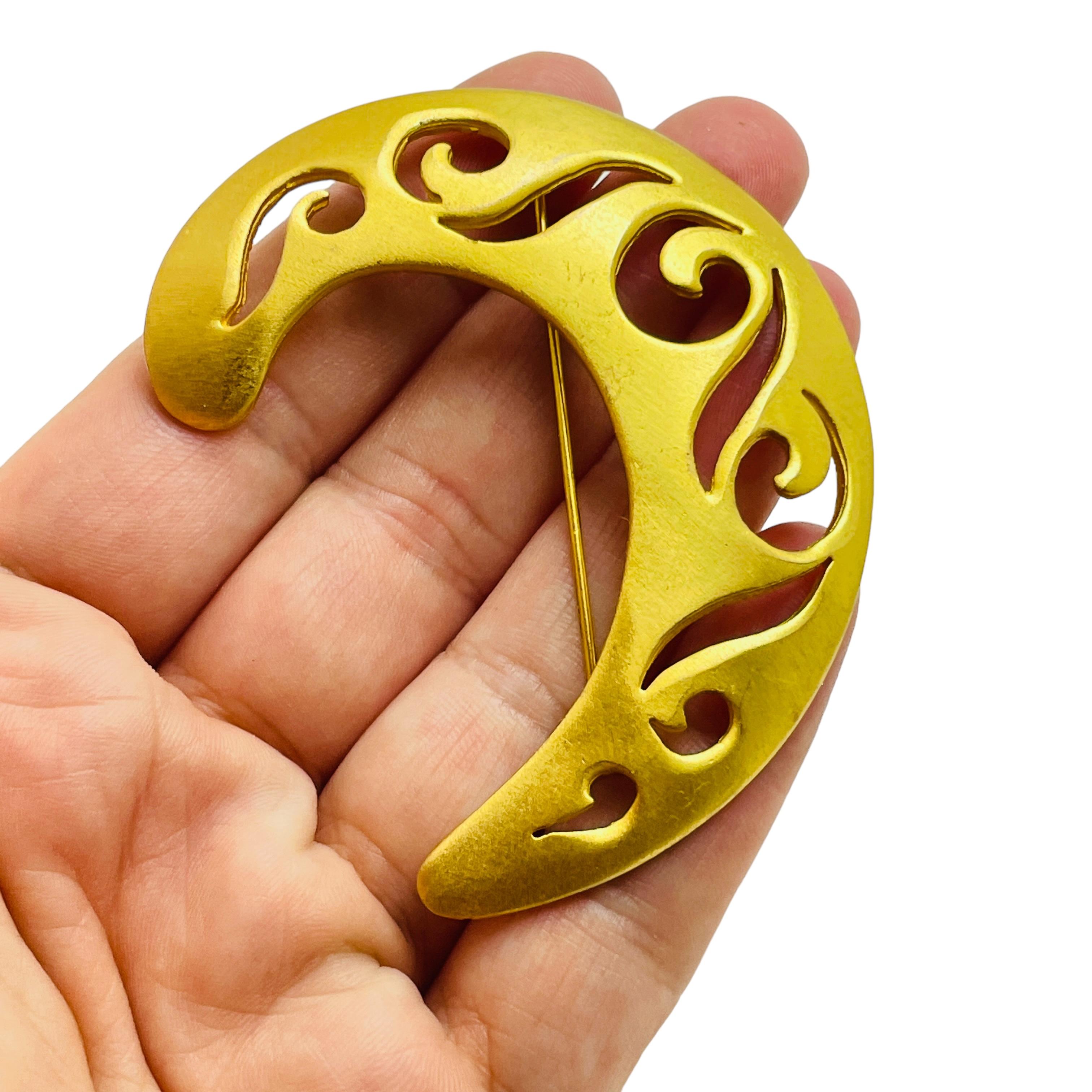 Women's Vintage CASUAL CORNER moon matte gold tone designer brooch For Sale