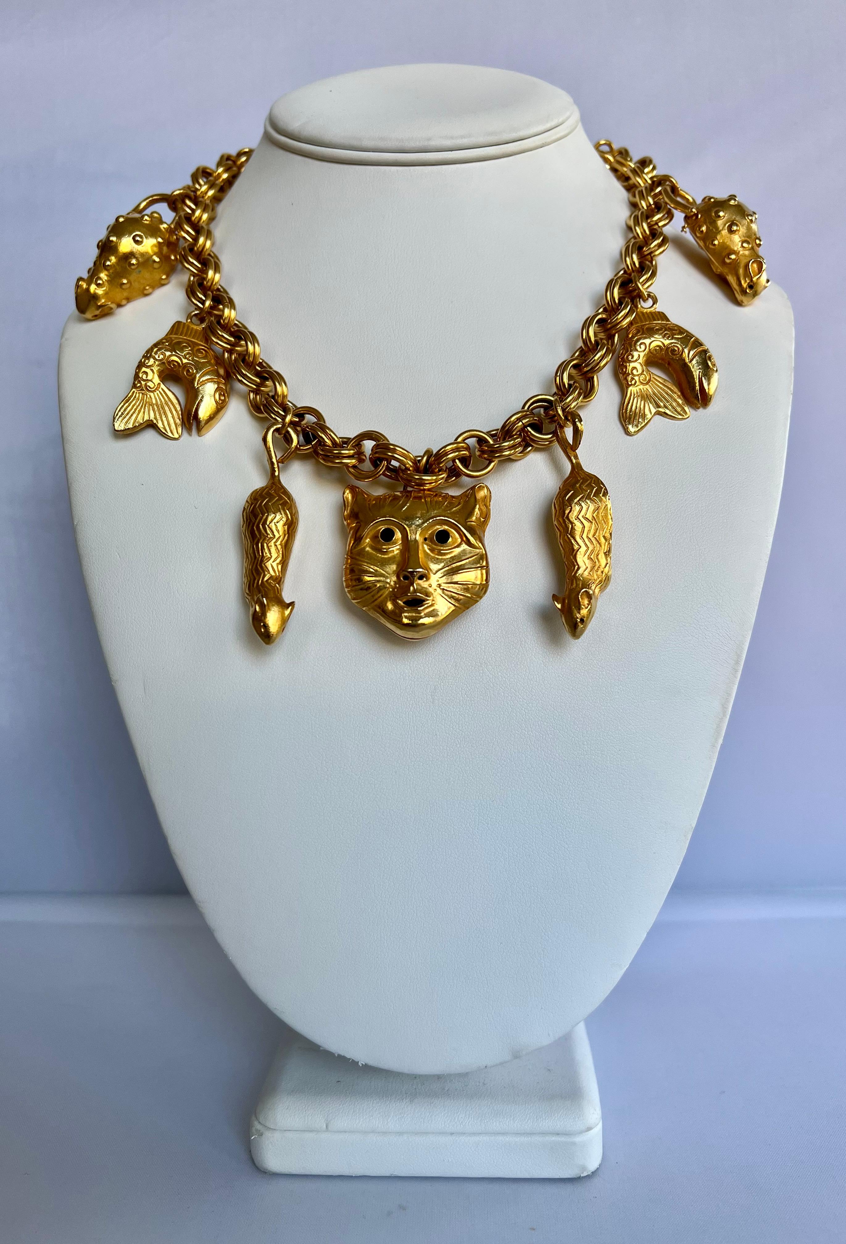 Collier vintage à breloques de chat et souris en métal doré d'Isabel Canovas, fabriqué en France.