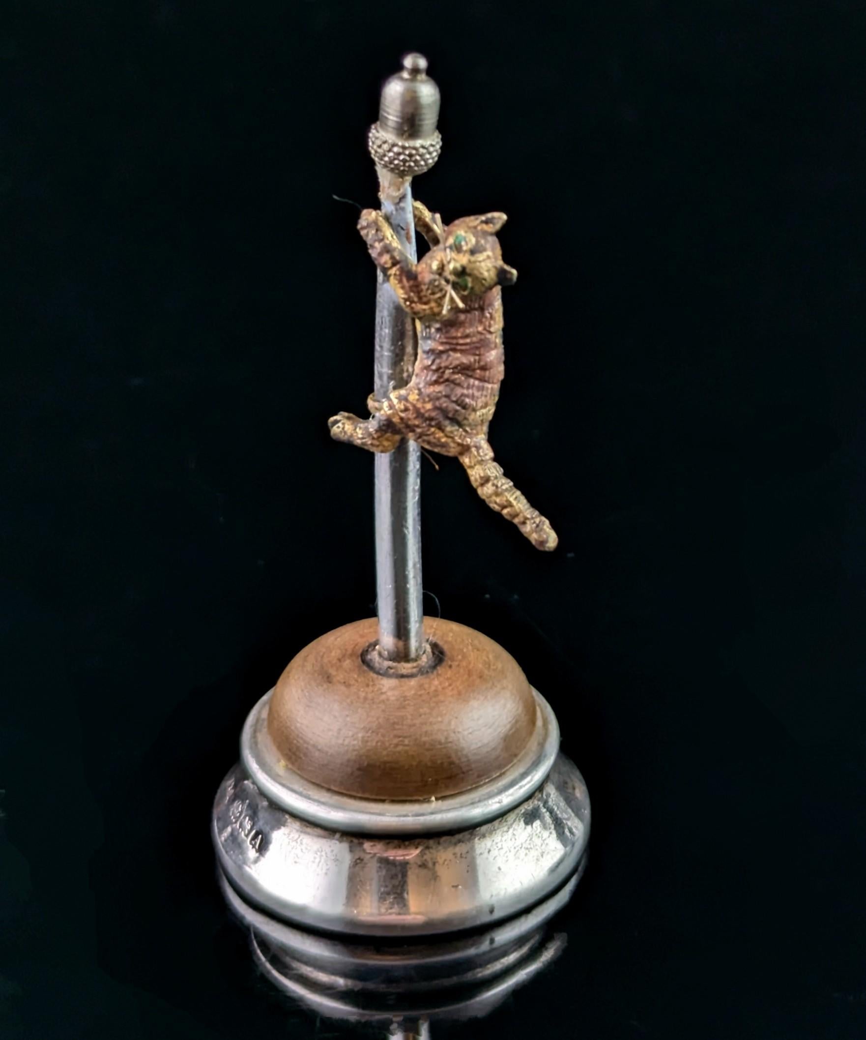 Gatto d'epoca che si arrampica su un palo da scrivania, miniatura in bronzo e argento in vendita 3