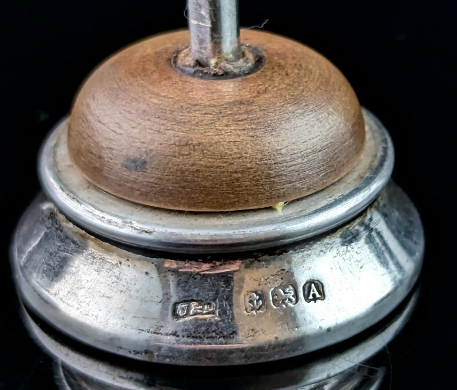 Gatto d'epoca che si arrampica su un palo da scrivania, miniatura in bronzo e argento in vendita 4