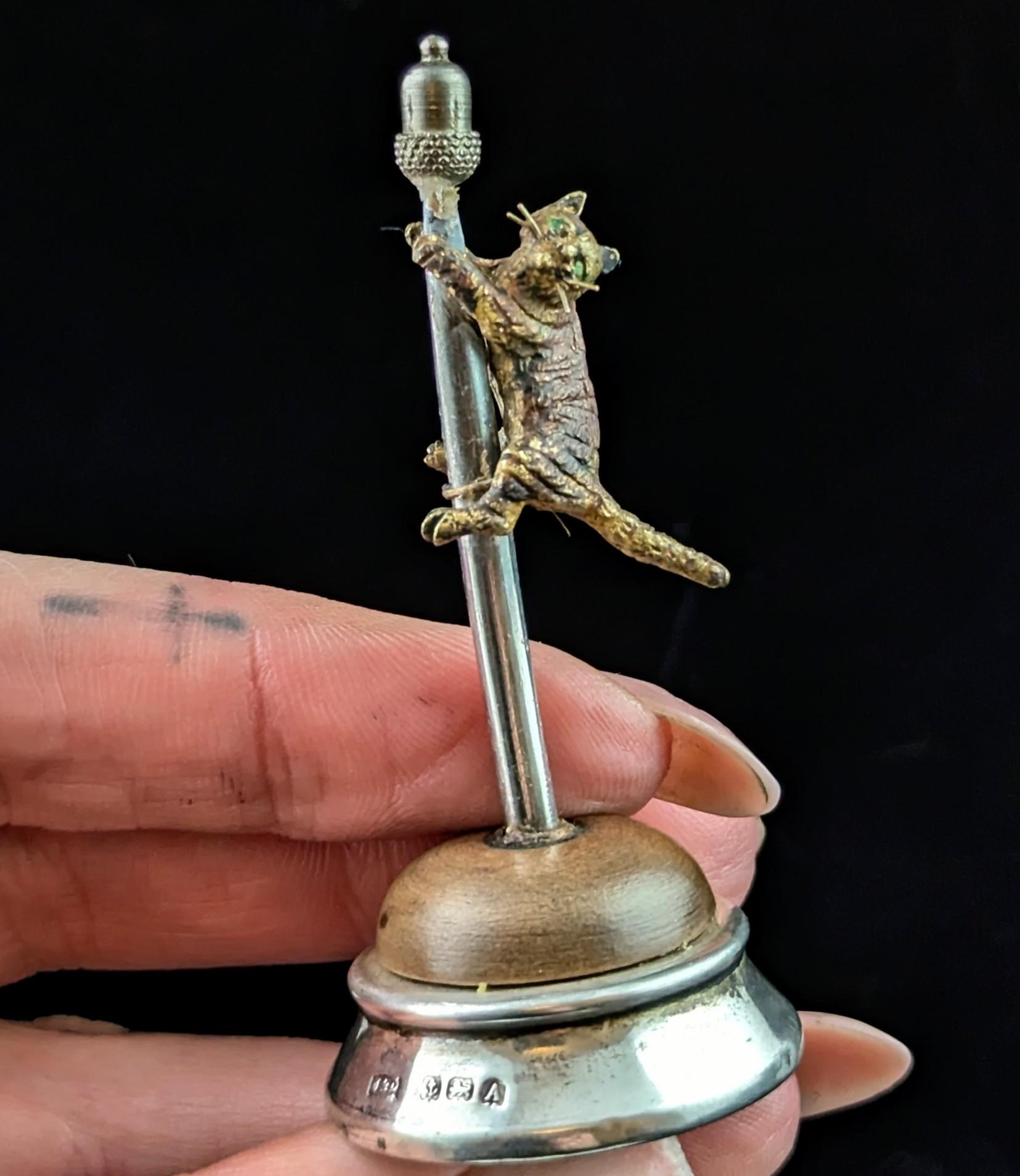 Gatto d'epoca che si arrampica su un palo da scrivania, miniatura in bronzo e argento in vendita 6