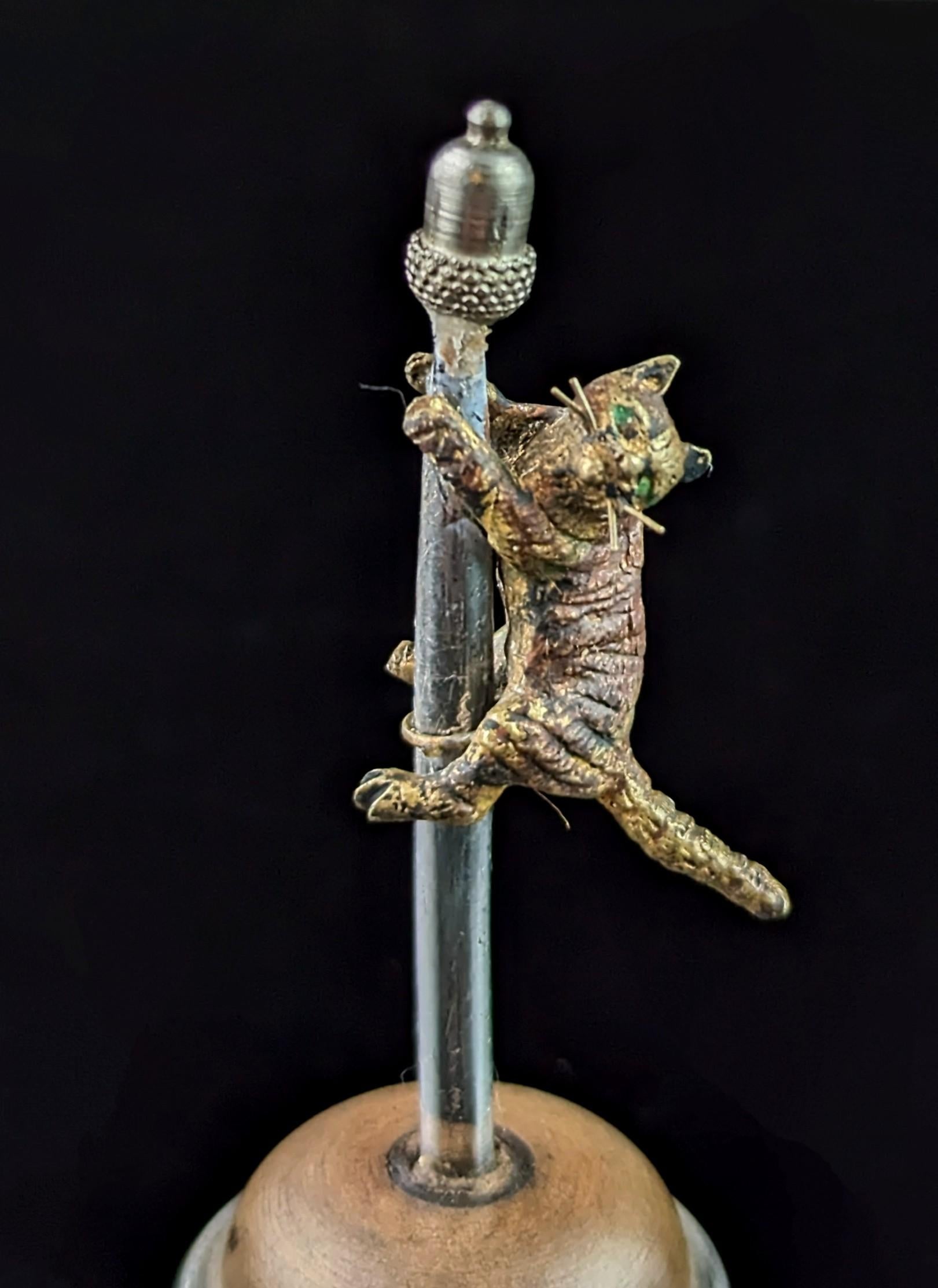 Art Déco Gatto d'epoca che si arrampica su un palo da scrivania, miniatura in bronzo e argento in vendita