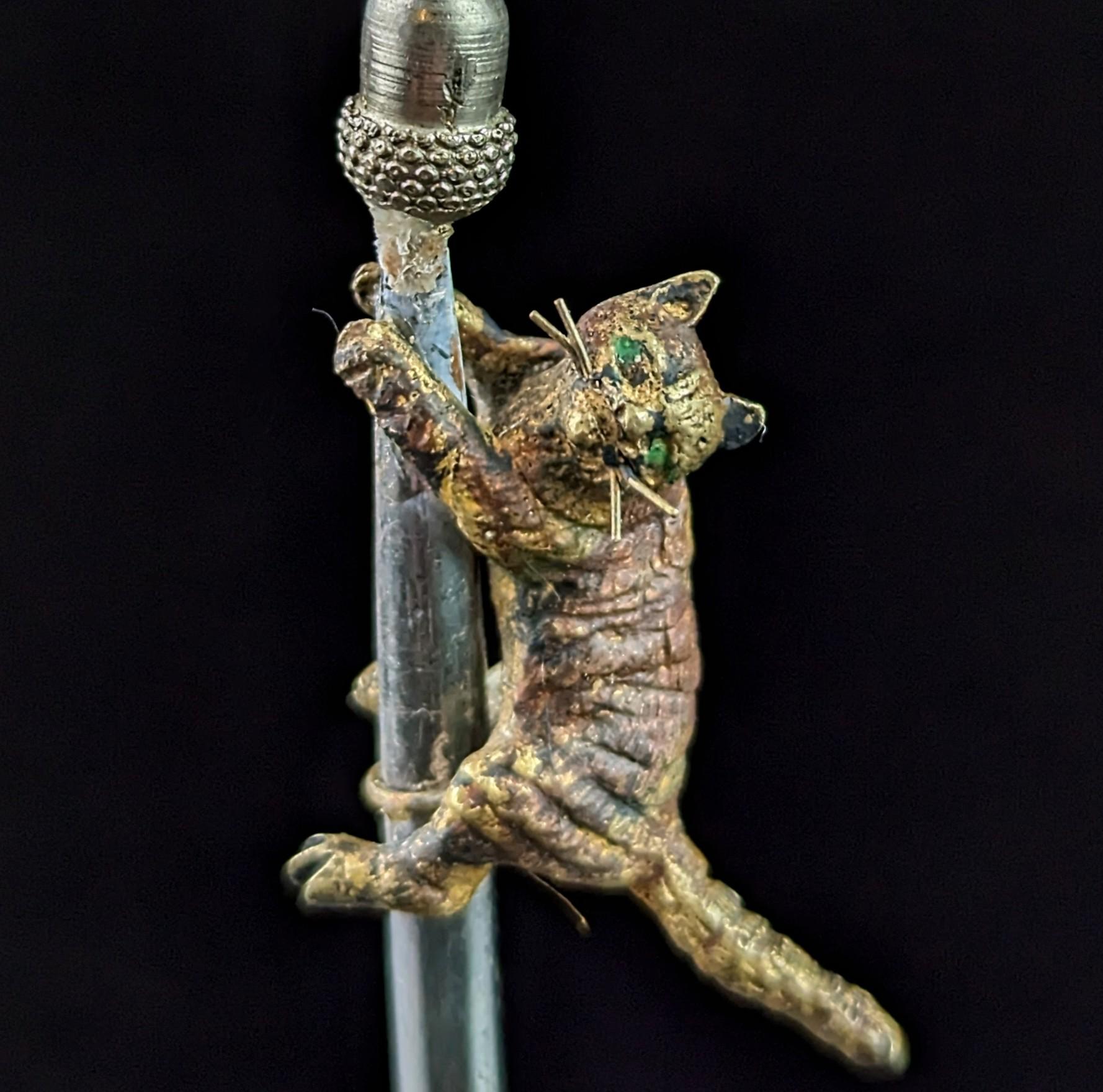 Britannico Gatto d'epoca che si arrampica su un palo da scrivania, miniatura in bronzo e argento in vendita