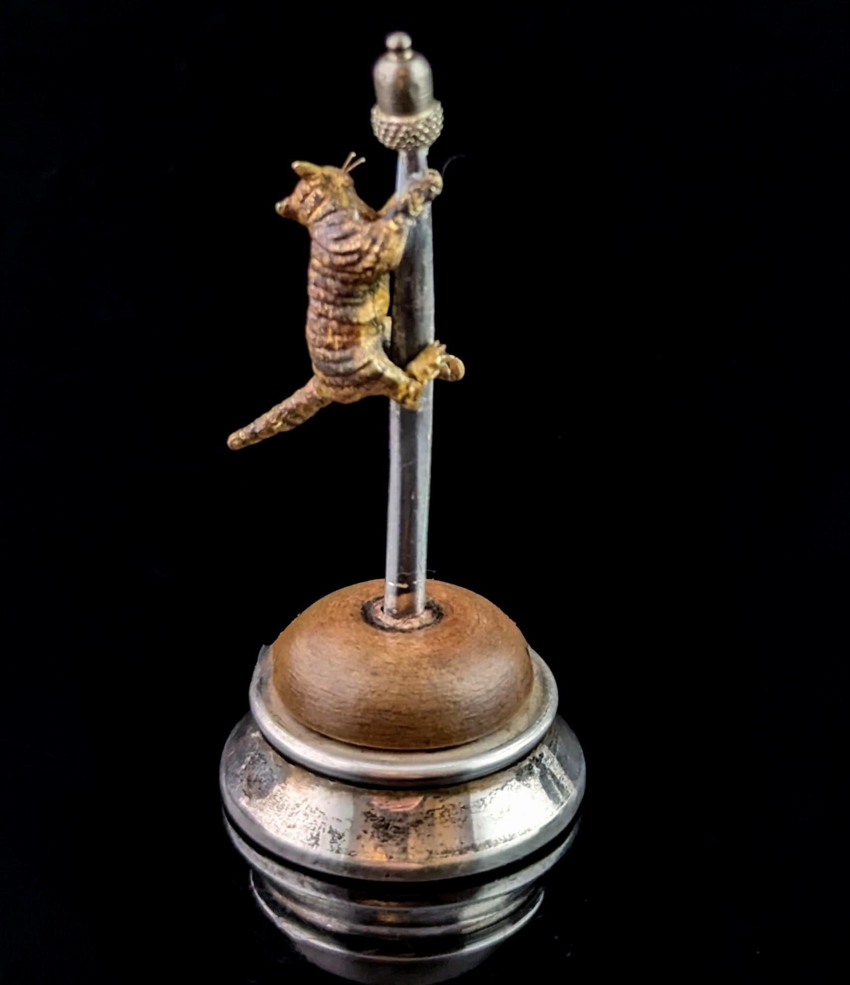 Gatto d'epoca che si arrampica su un palo da scrivania, miniatura in bronzo e argento In condizioni buone in vendita a NEWARK, GB