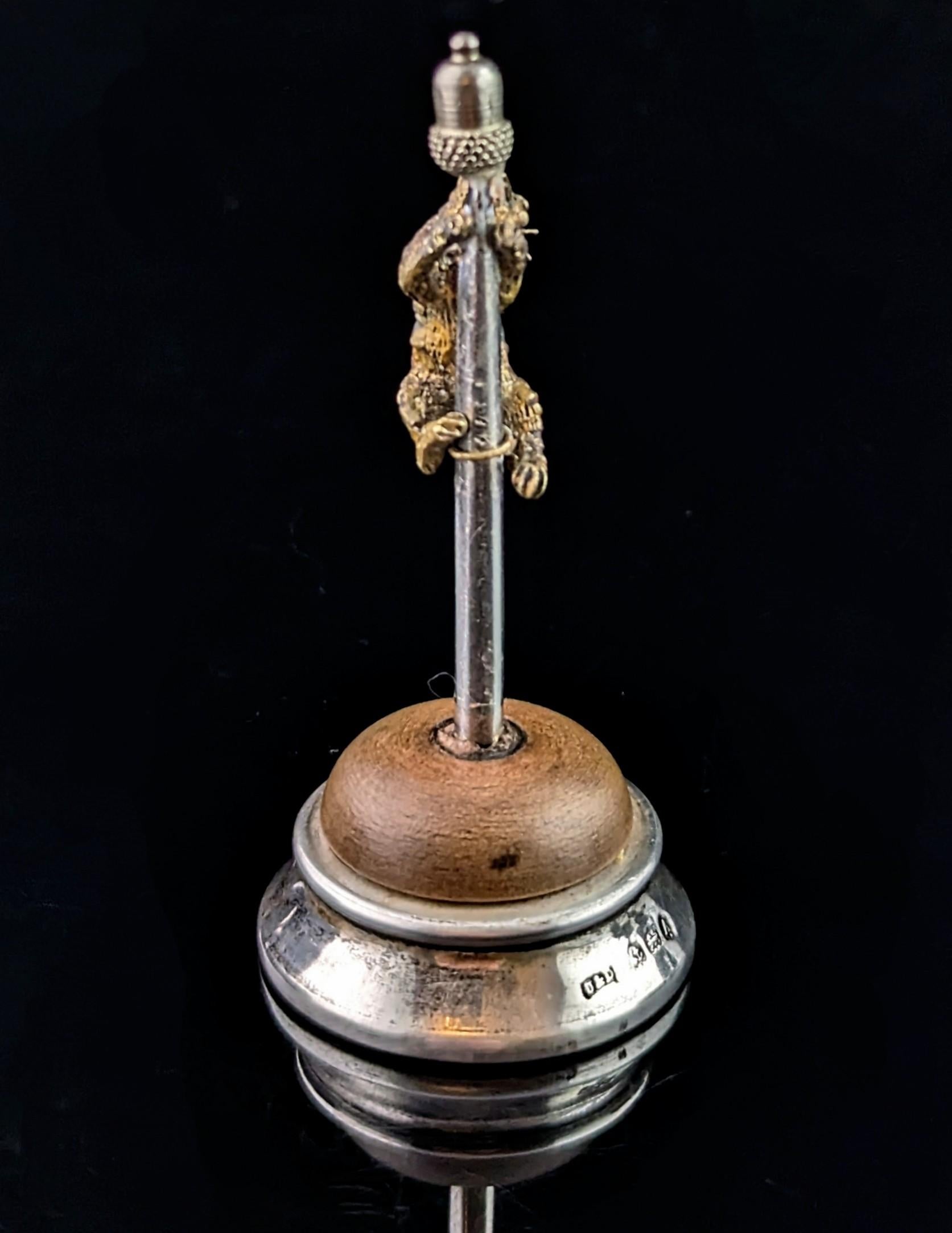 XX secolo Gatto d'epoca che si arrampica su un palo da scrivania, miniatura in bronzo e argento in vendita