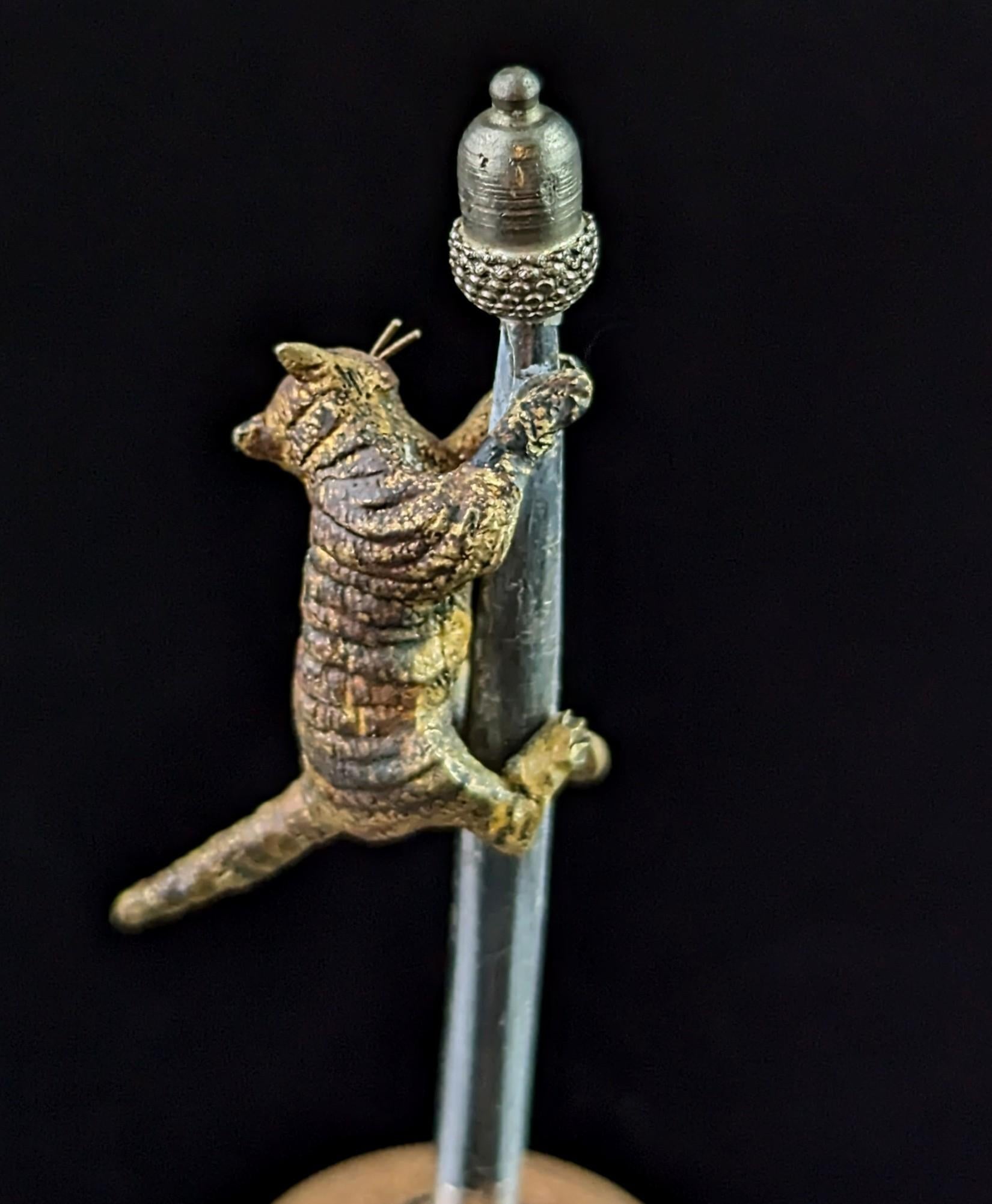 Gatto d'epoca che si arrampica su un palo da scrivania, miniatura in bronzo e argento in vendita 1