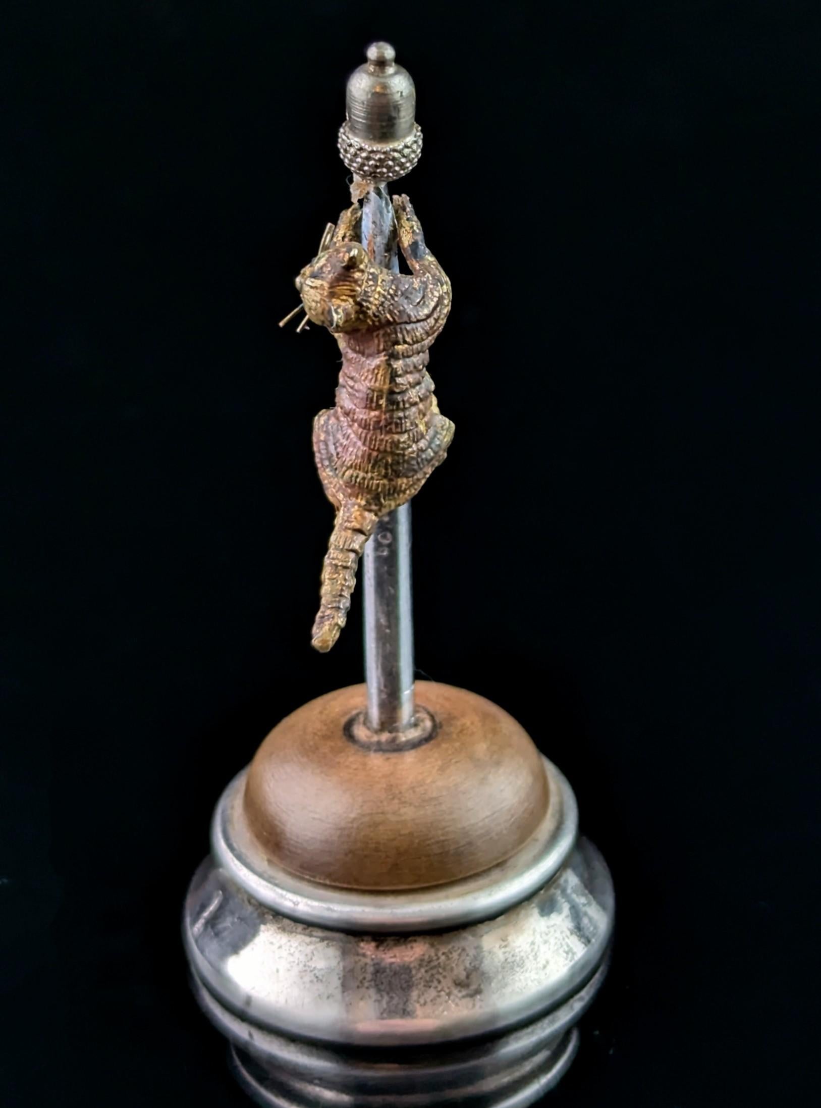 Gatto d'epoca che si arrampica su un palo da scrivania, miniatura in bronzo e argento in vendita 2