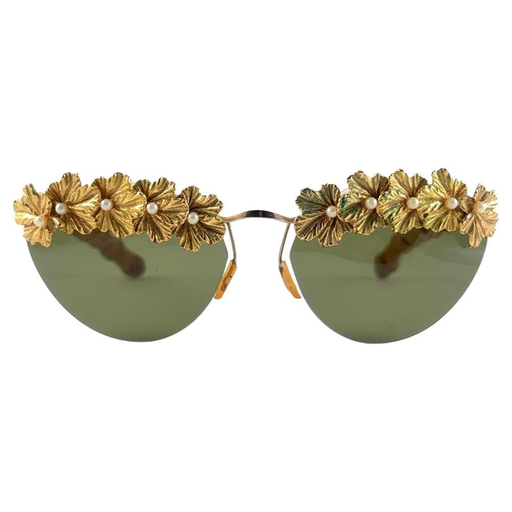 Vintage super rare real bamboo wood cat eye shaped sunglasses adorned with delicate filigree flowers and pearls.

A true rarity on our collection. Amazing craftsmanship and style.

It is real wood, therefore it show minor sign of distress on the