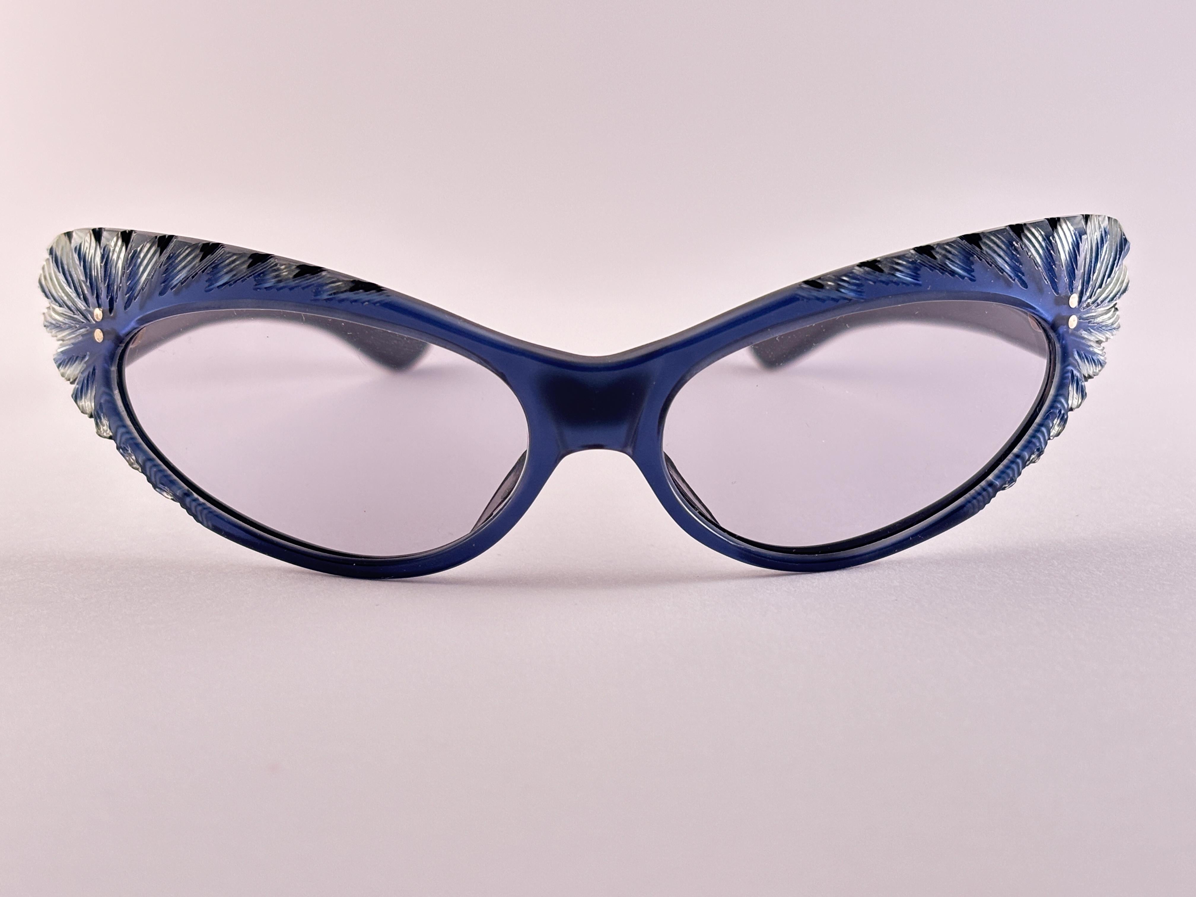 Vintage 1960'S Feather Accents Cat Eye Secretary Blue Sunglasses.

This Item Has Minor Sign Of Wear On The Frame Due To Storage.

Measurements 

Front : 15 Cms 
Lens Height : 3 Cms
Lens Width : 5 Cms
Temples : 13 Cms 











