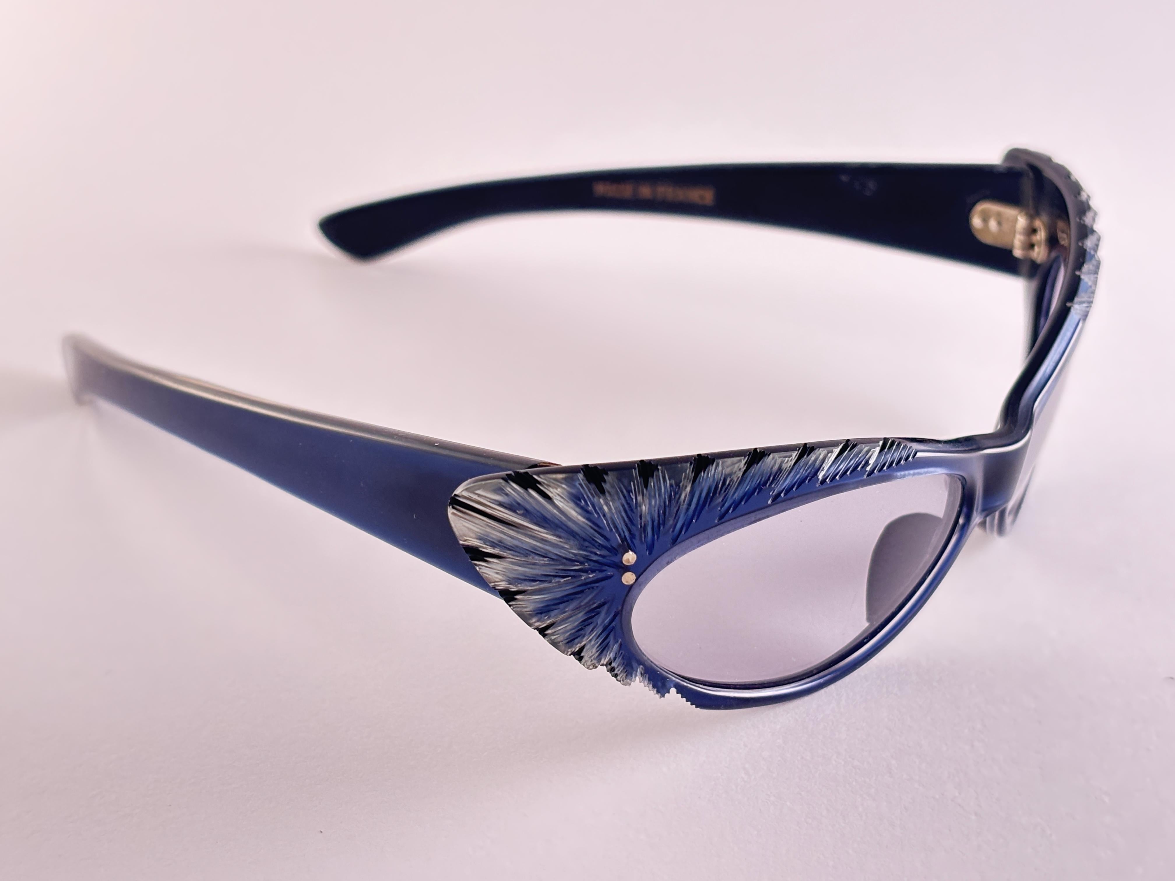 Vintage Cat Eye Blue Feathers Sunglasses Made In France In Excellent Condition For Sale In Baleares, Baleares