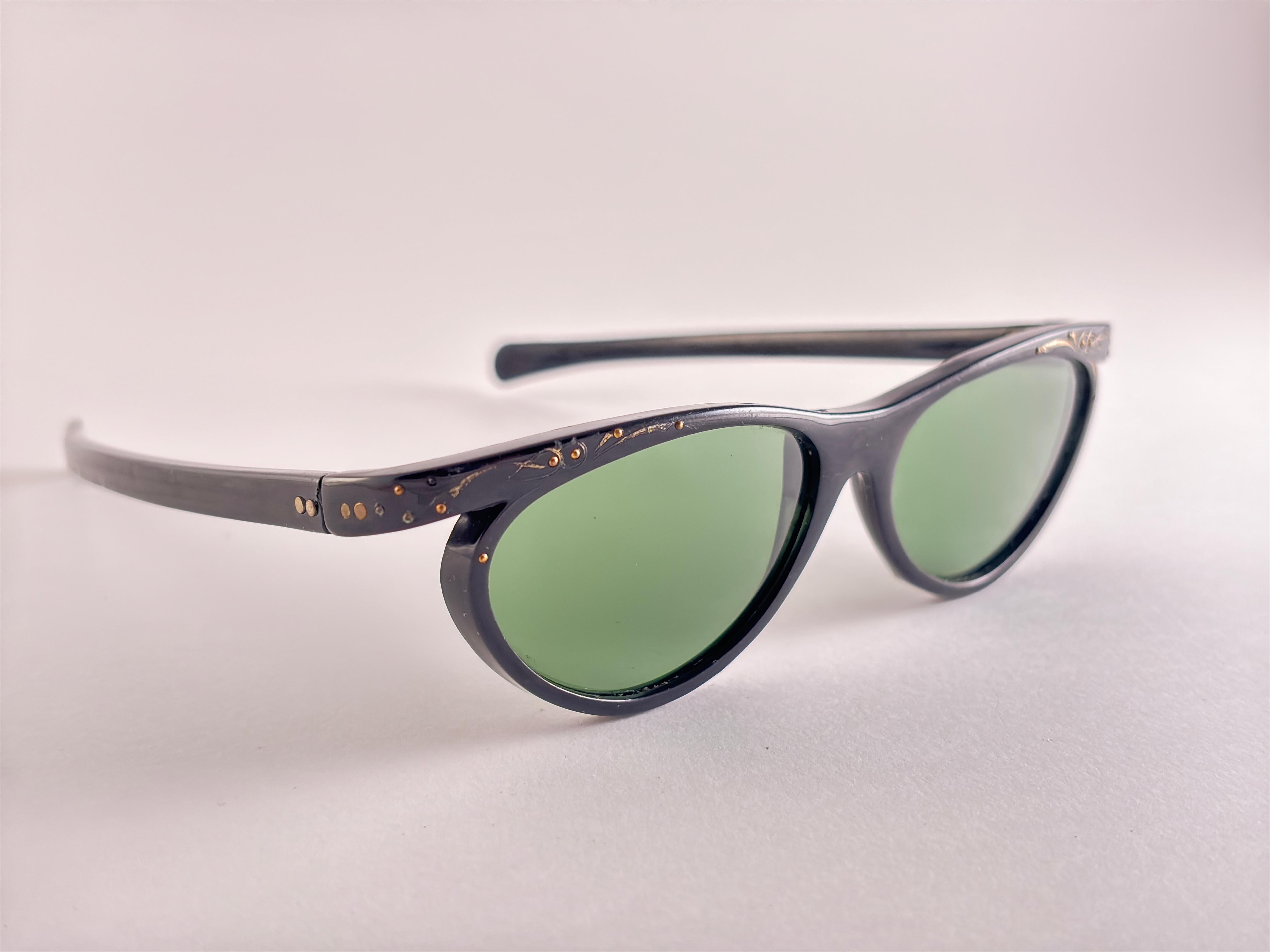 Vintage 1960's Filigree Like Accents Cat Eye  Lunettes de soleil noires.

Le cadre de cet article présente des signes mineurs d'usure dus au stockage.

Mesures 

Devant : 14 cm 
Hauteur de l'objectif : 3,6 cm
Largeur de l'objectif : 5 cm
Temples :
