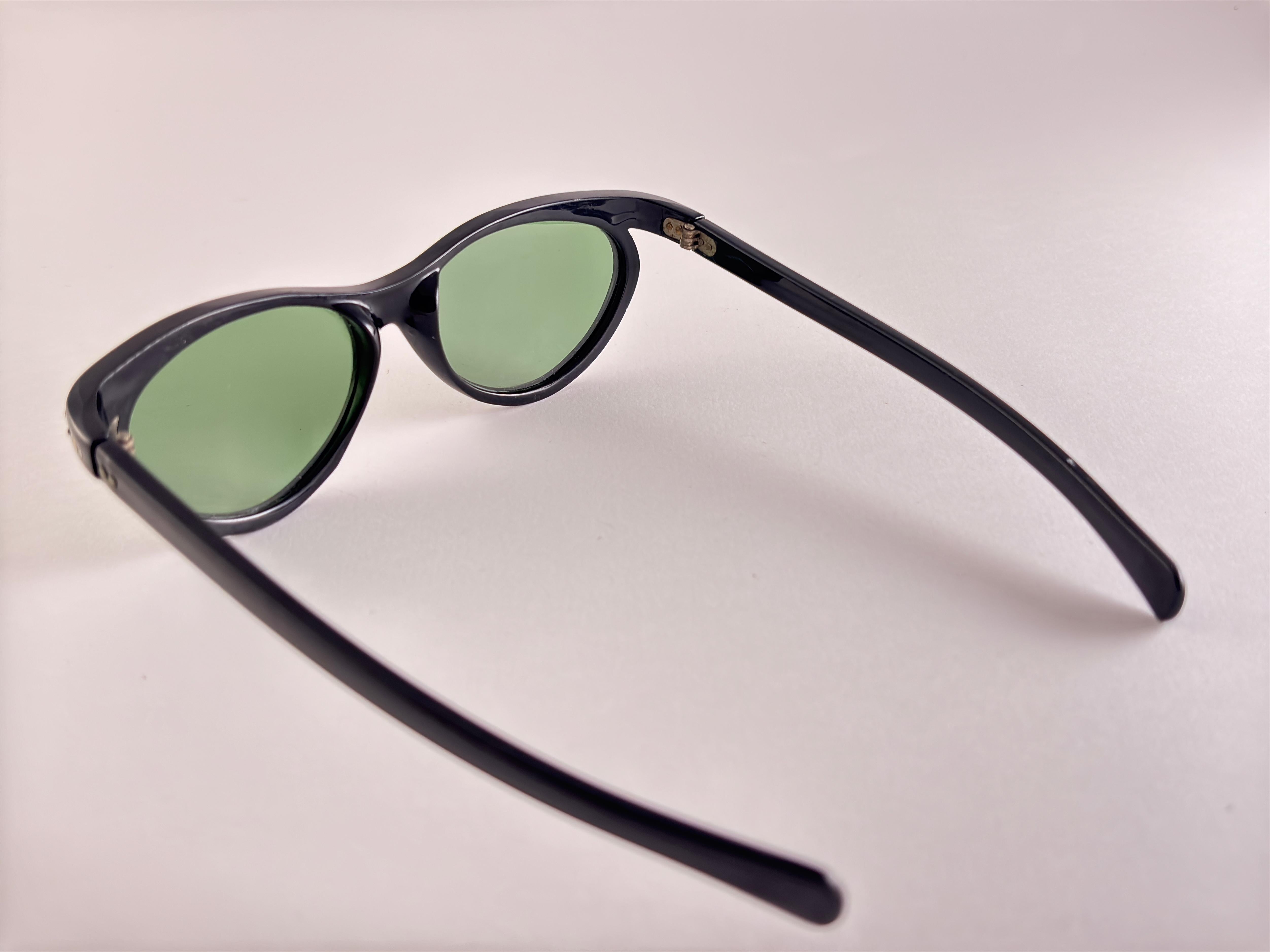 Gris Lunettes de soleil Vintage Cat Eye Delicate Ornamented Made In France en vente