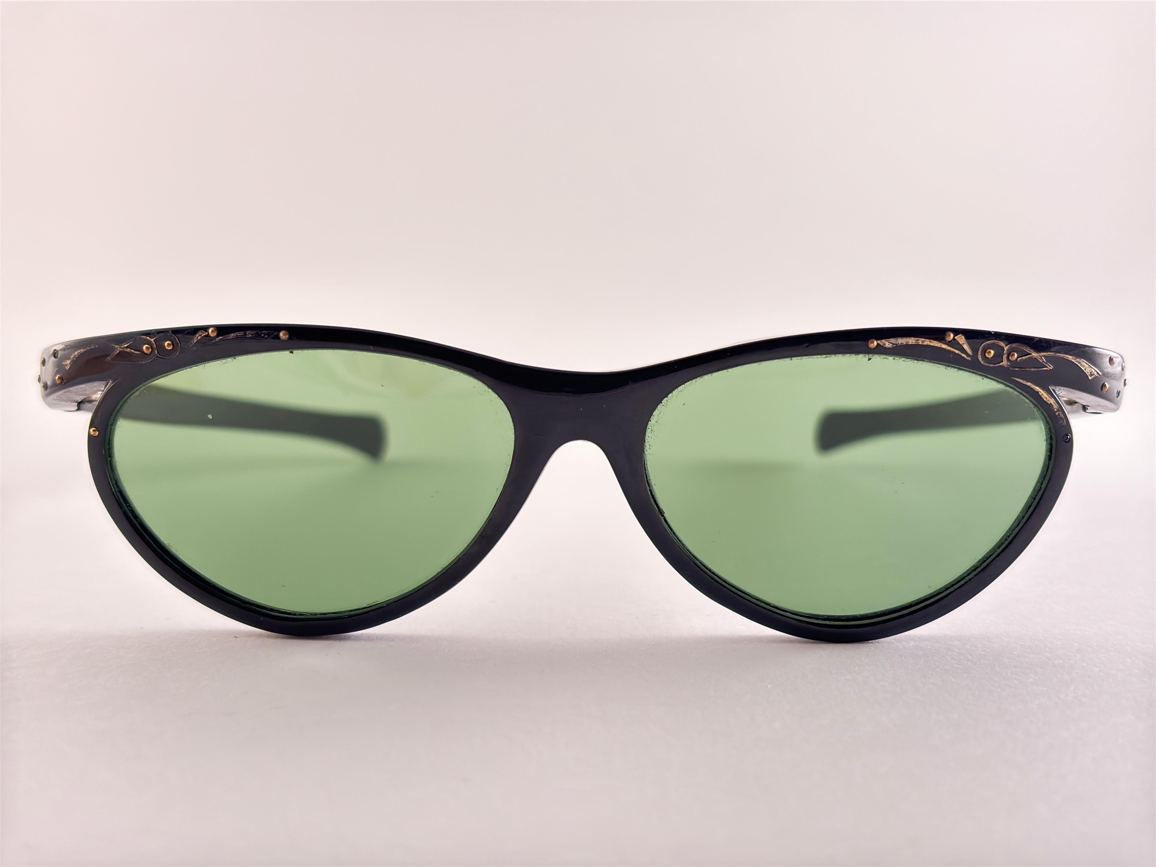 Lunettes de soleil Vintage Cat Eye Delicate Ornamented Made In France Pour femmes en vente