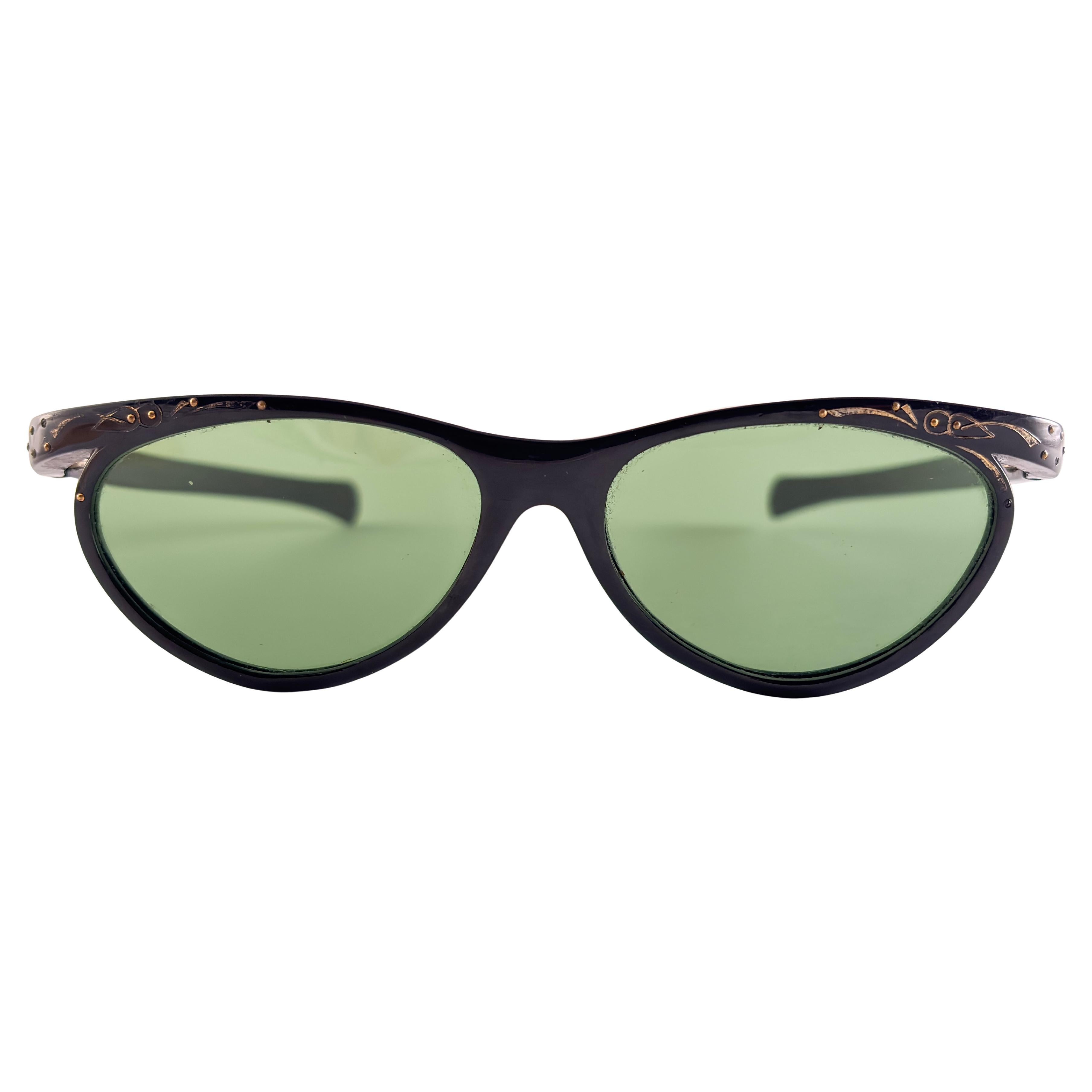 Lunettes de soleil Vintage Cat Eye Delicate Ornamented Made In France en vente