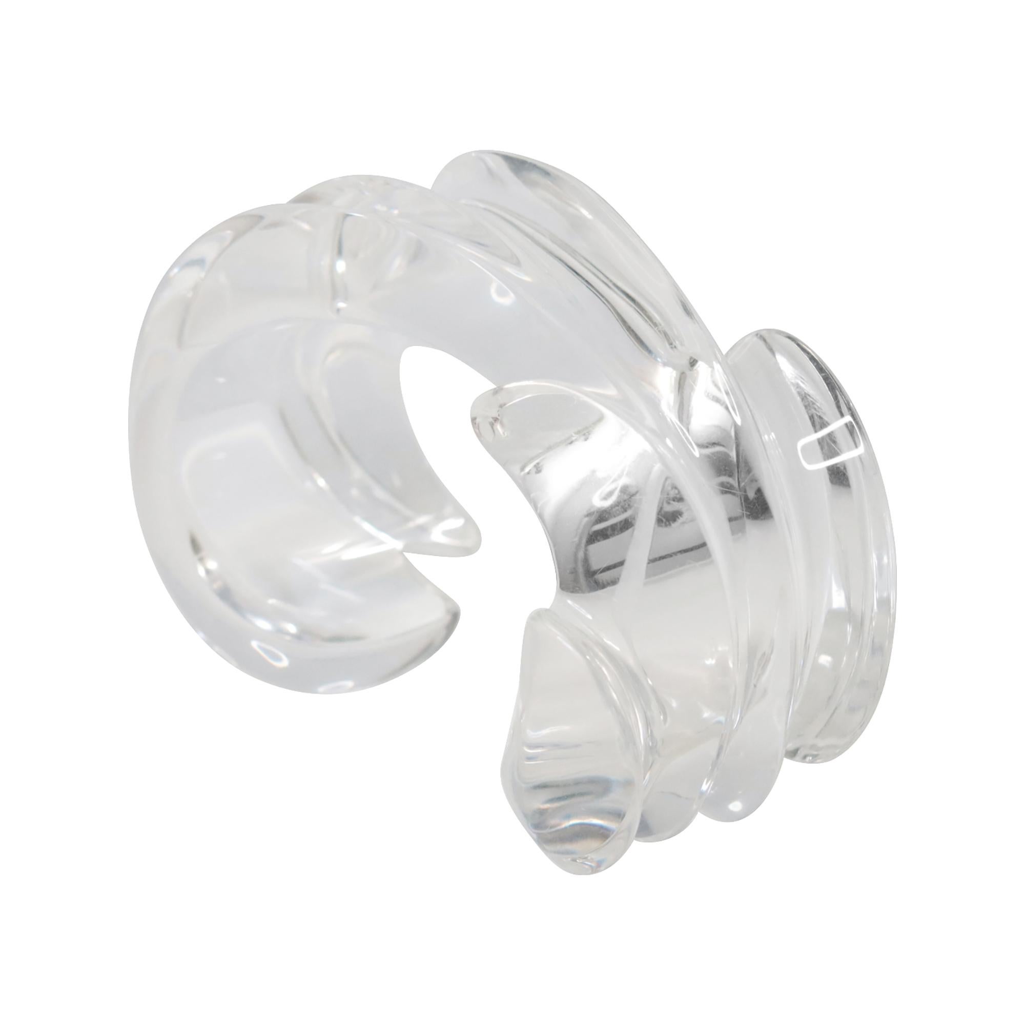 Bracciale in lucite vintage Catherine Knoll, circa anni '80.  È sostanzioso e ben fatto.  Sarà perfetto indossato da solo come pezzo forte o con altri pezzi impilabili.  È davvero molto pulito, senza alcun segno. 

Questo bracciale è in condizioni