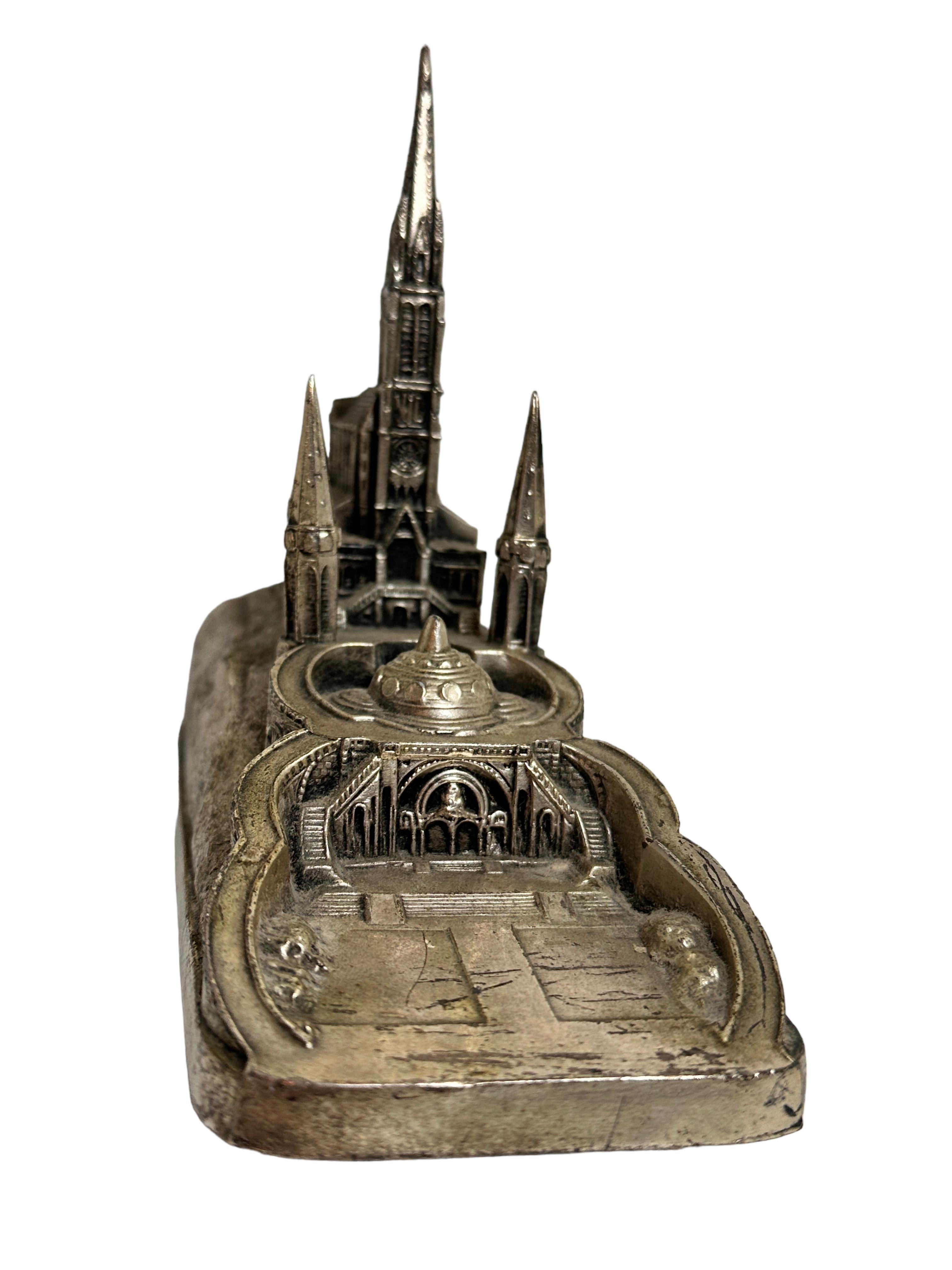 Diese alte versilberte Spieldose war ein Souvenir von einer Pilgerreise zur berühmten Stadt Lourdes in Frankreich. Er ist aus Metall und Holz gefertigt. Die Spieldose spielt eine schöne Melodie und ist in funktionstüchtigem Zustand. Eine schöne