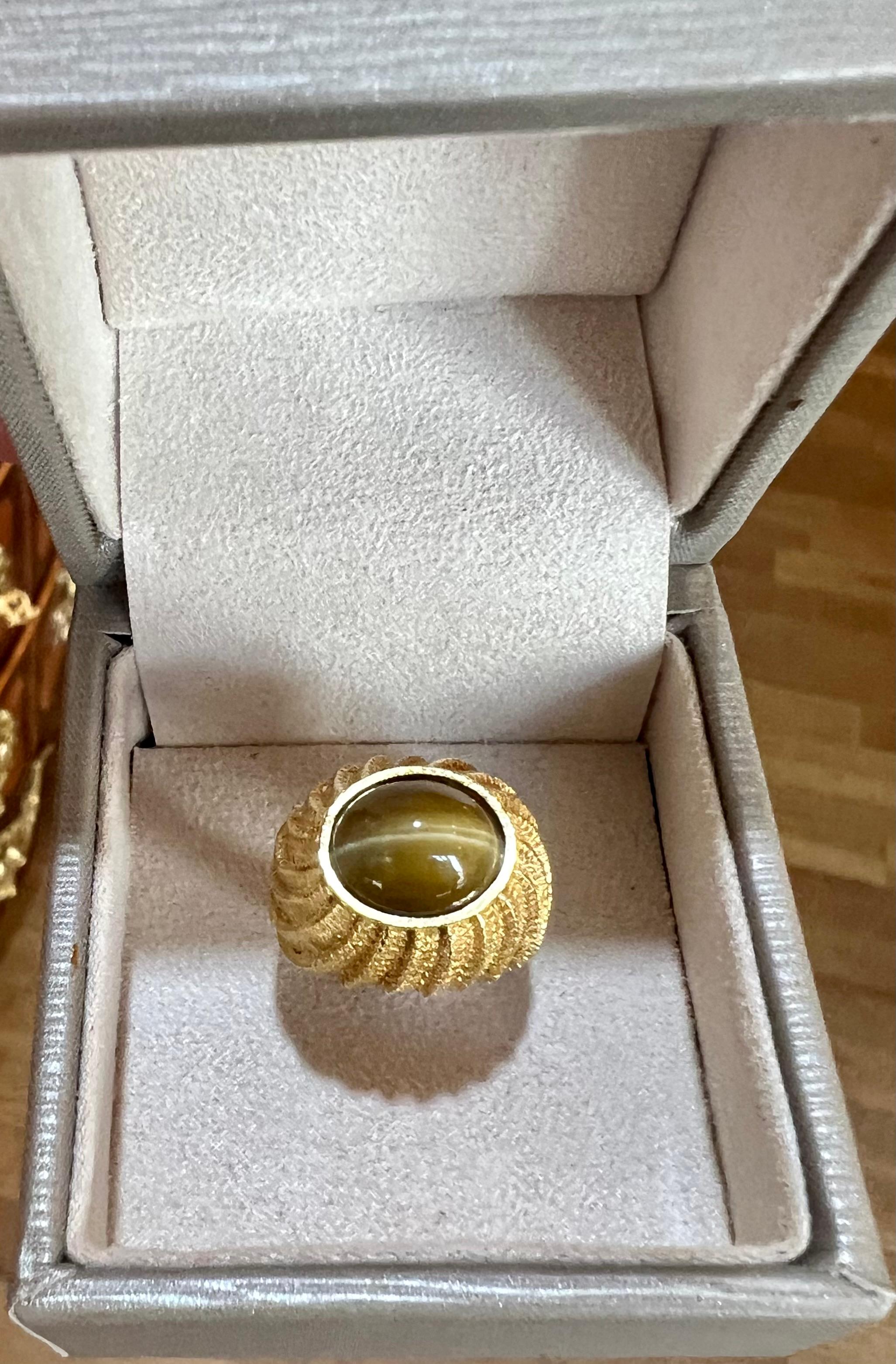 Vintage Cat's Eye Chrysoberyl 18 Carat Yellow Gold Gadrooned Ring In Excellent Condition For Sale In Paris, FR