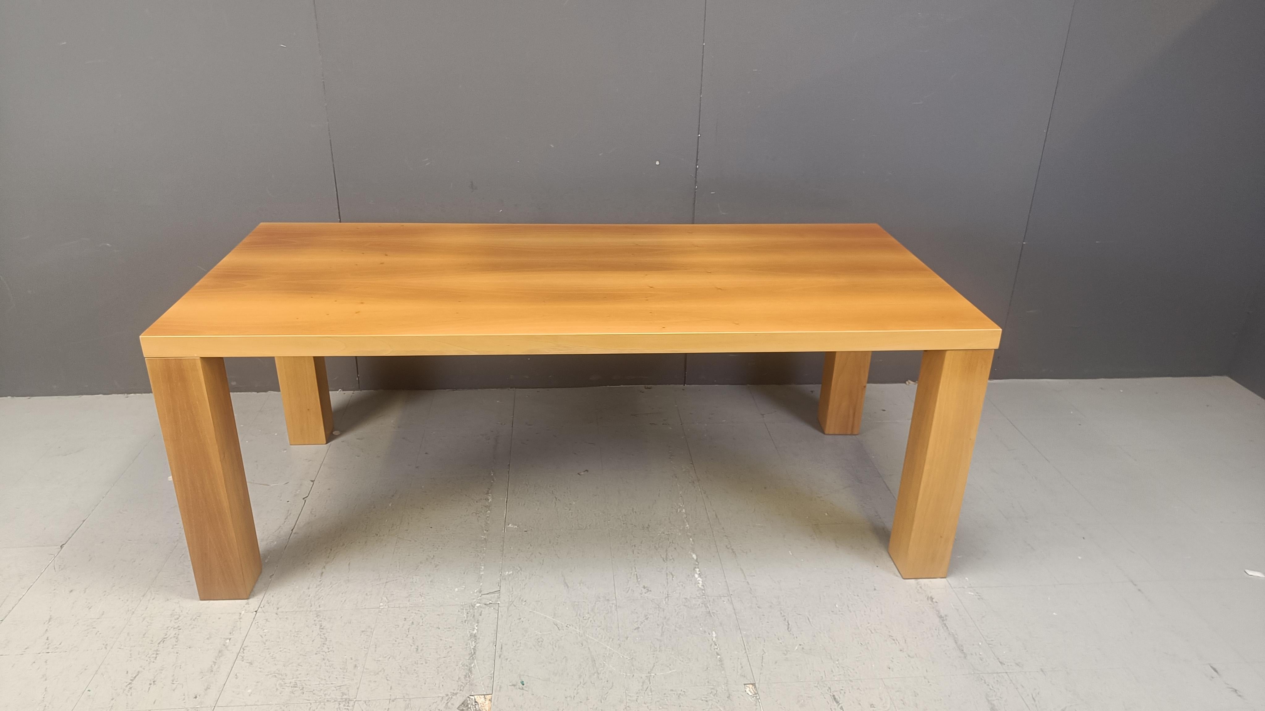 Tavolo da pranzo o scrivania in legno vintage con gambe modulari di Cattelan Italia.

Fantastico legno di alta qualità, design senza tempo.

Le gambe possono essere spostate agli angoli del tavolo o essere spostate in uno spazio più