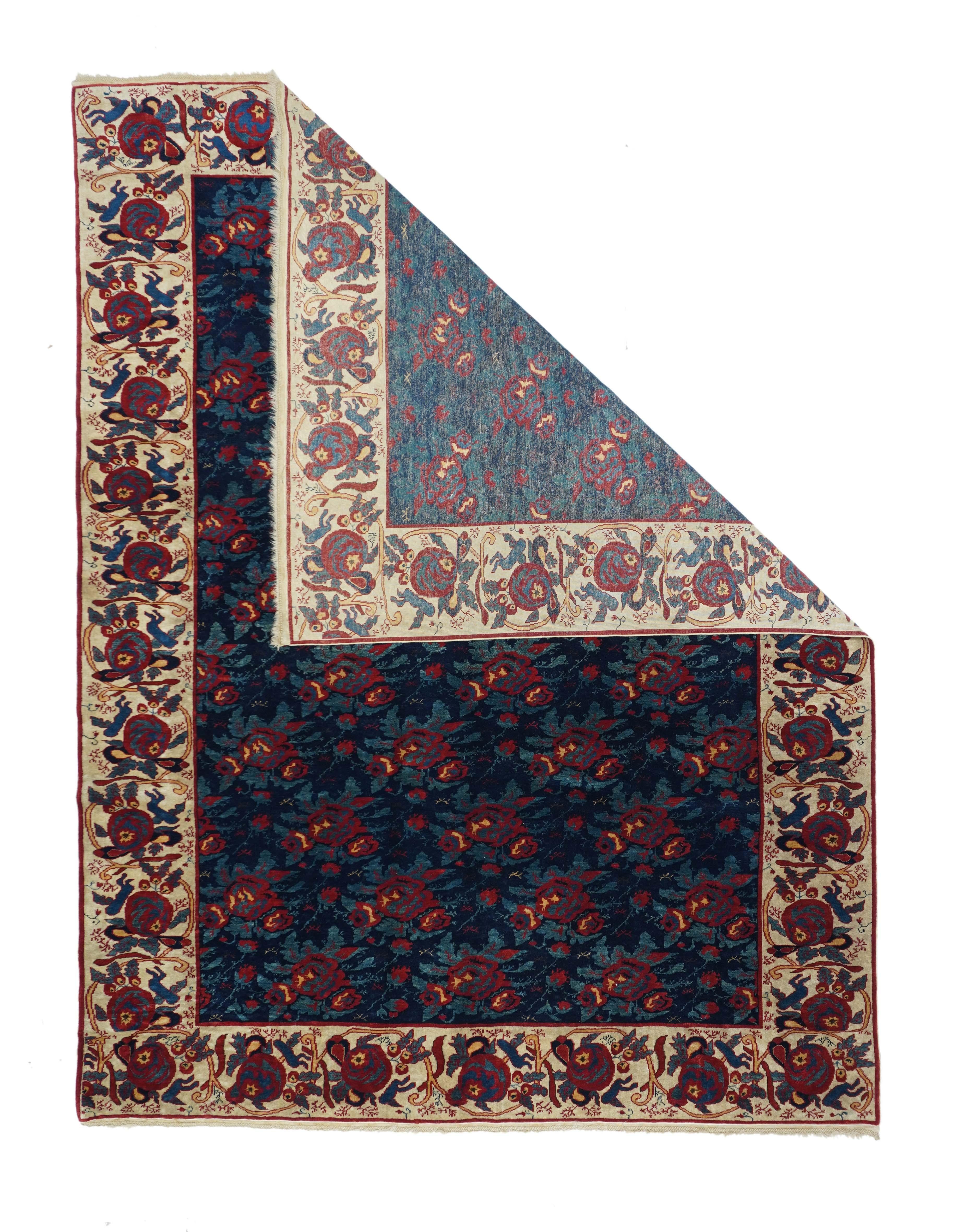 Diese sehr seltene urbane Streuung zeigt einen marineblauen Grund mit diagonalen Anordnungen roter Rosen mit strohgelben Akzenten und tealfarbenen Blättern. Cremefarbene, streifenförmige Hauptbordüre mit runden, umgekehrten roten Früchten oder