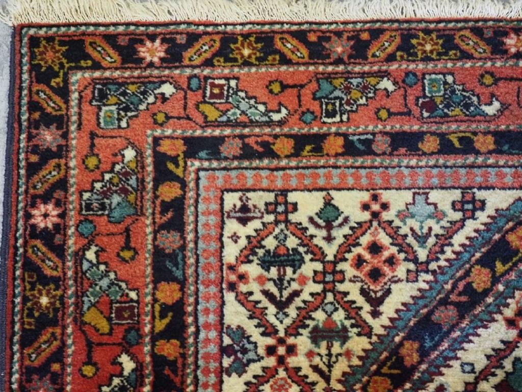 Vintage Armenian Erivan rug of traditional prayer rug design (tapis de prière arménien)
Environ 40 ans

Il s'agit d'un tapis de prière caucasien classique, avec un treillis floral sur un fond ivoire.

Le tapis est en excellent état, avec une légère