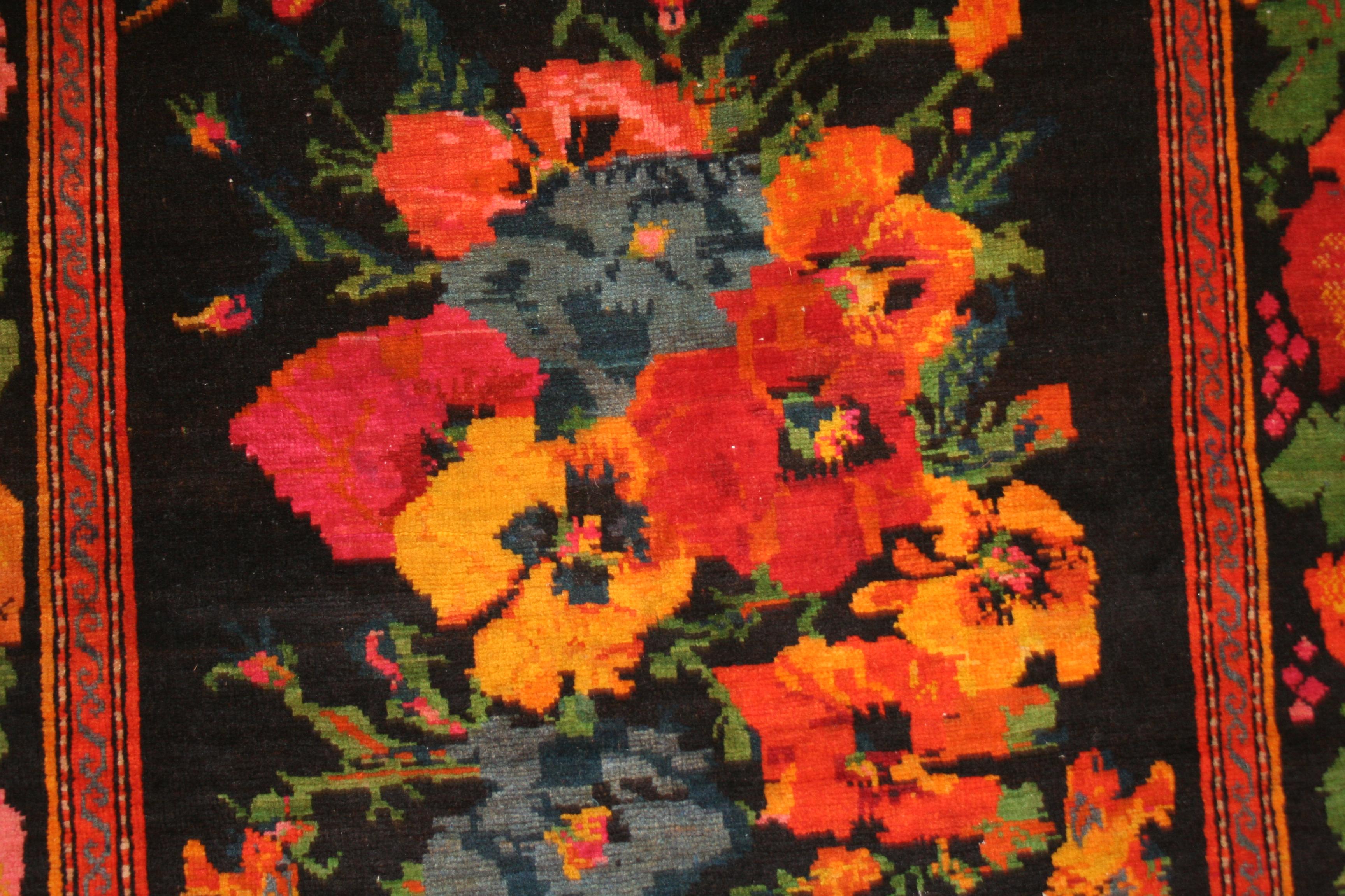 Vintage Caucasian Floral Qarabagh Rug in the St. Petersburg Style In Excellent Condition For Sale In Milan, IT