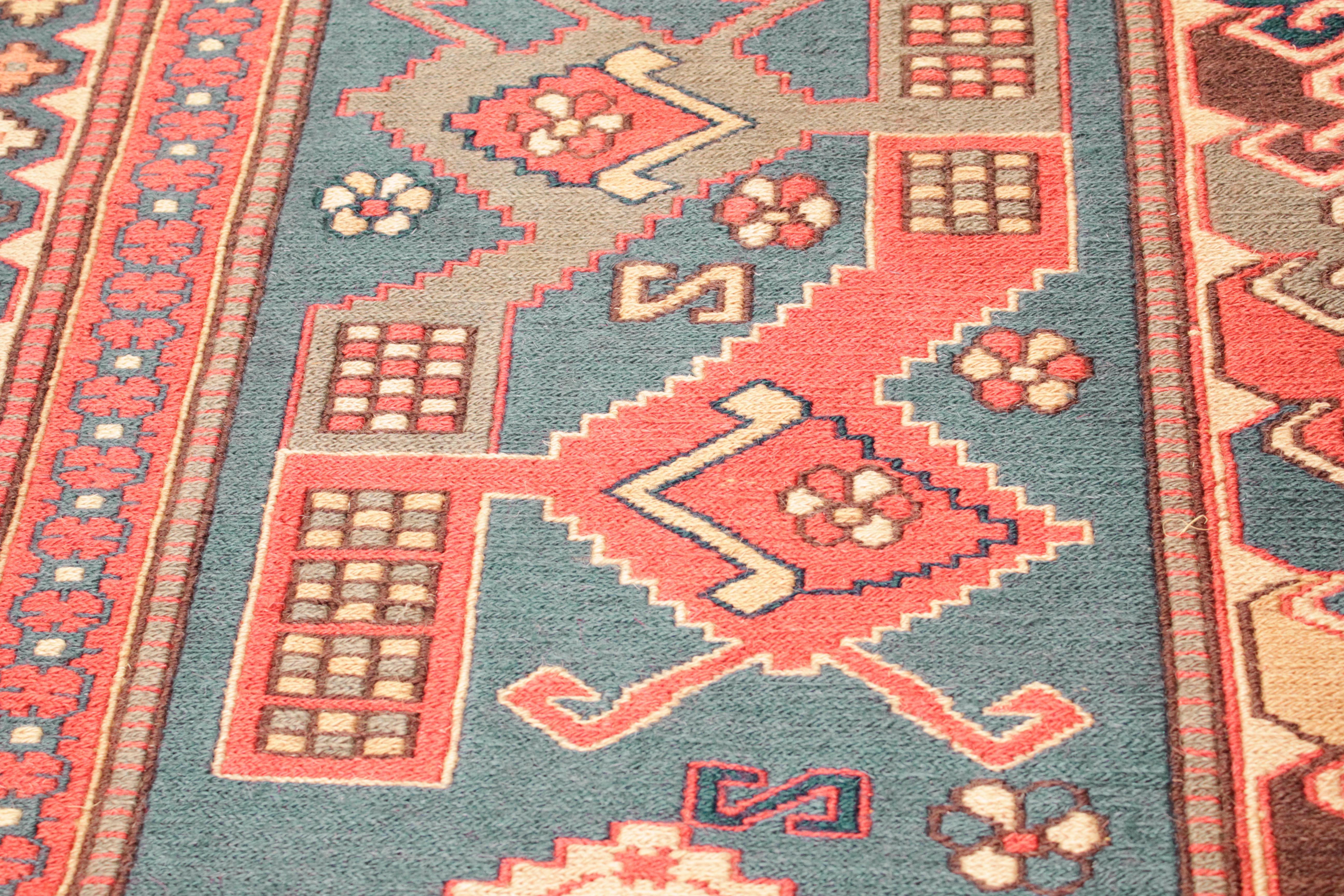 Vintage Caucasian Geometric Design Sumak Rug with Lesghi Stars In Excellent Condition For Sale In Milan, IT