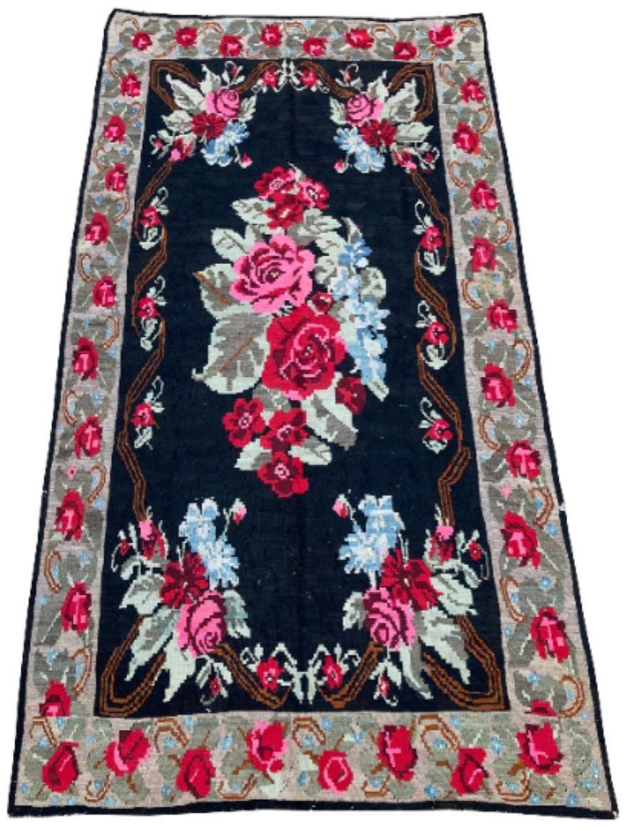 Precioso kilim de Karabagh, tejido a mano en el sur del Cáucaso hacia 1930, con un extravagante diseño floral sobre un campo negro tinta y un borde de camello. Fabulosos colores secundarios de rosas, rojos, azules y verdes.

Tamaño 2,77 m x 1,49 m