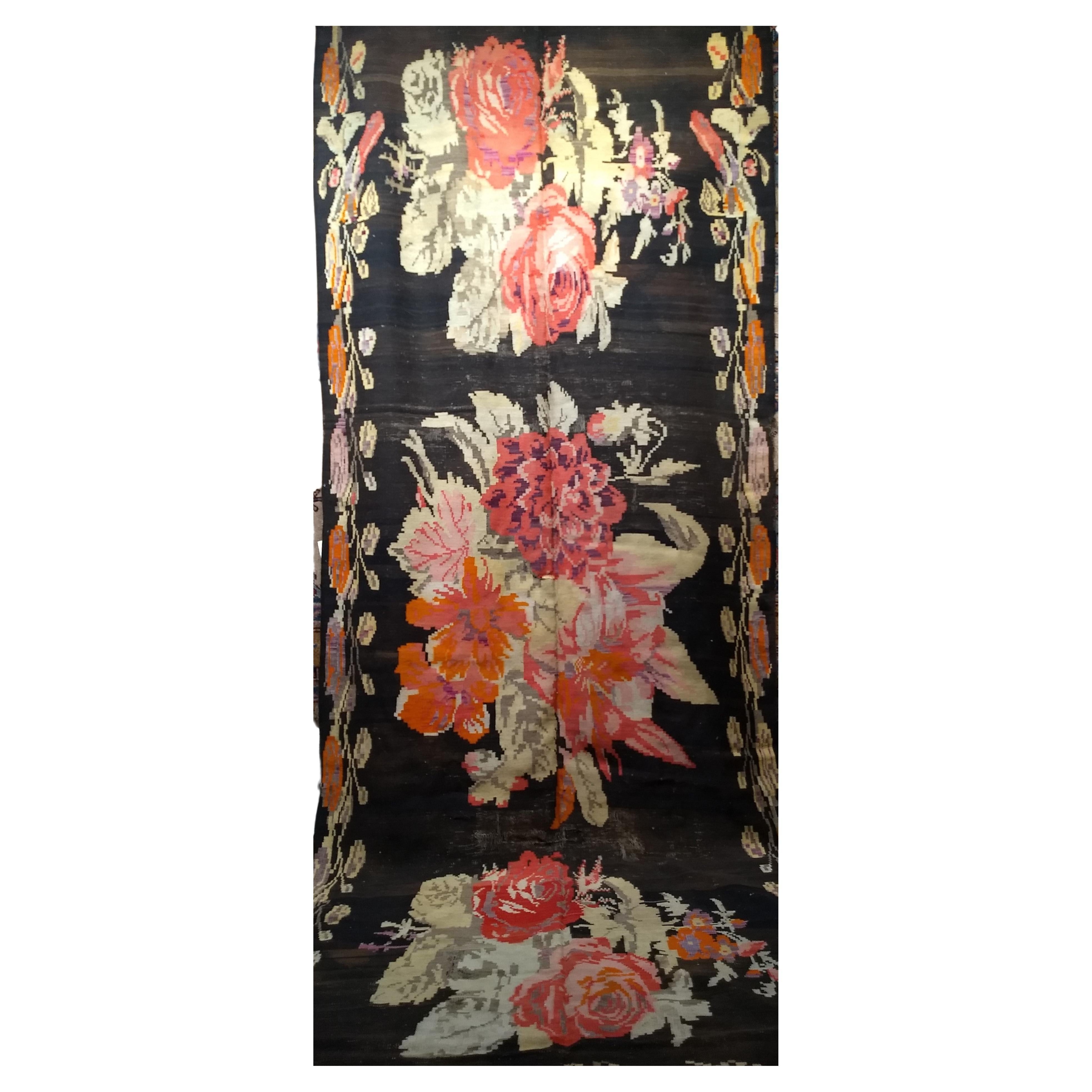 Alter kaukasischer Karabagh-Kilim mit großem Blumenmuster in Braun, Schwarz und Rot im Angebot
