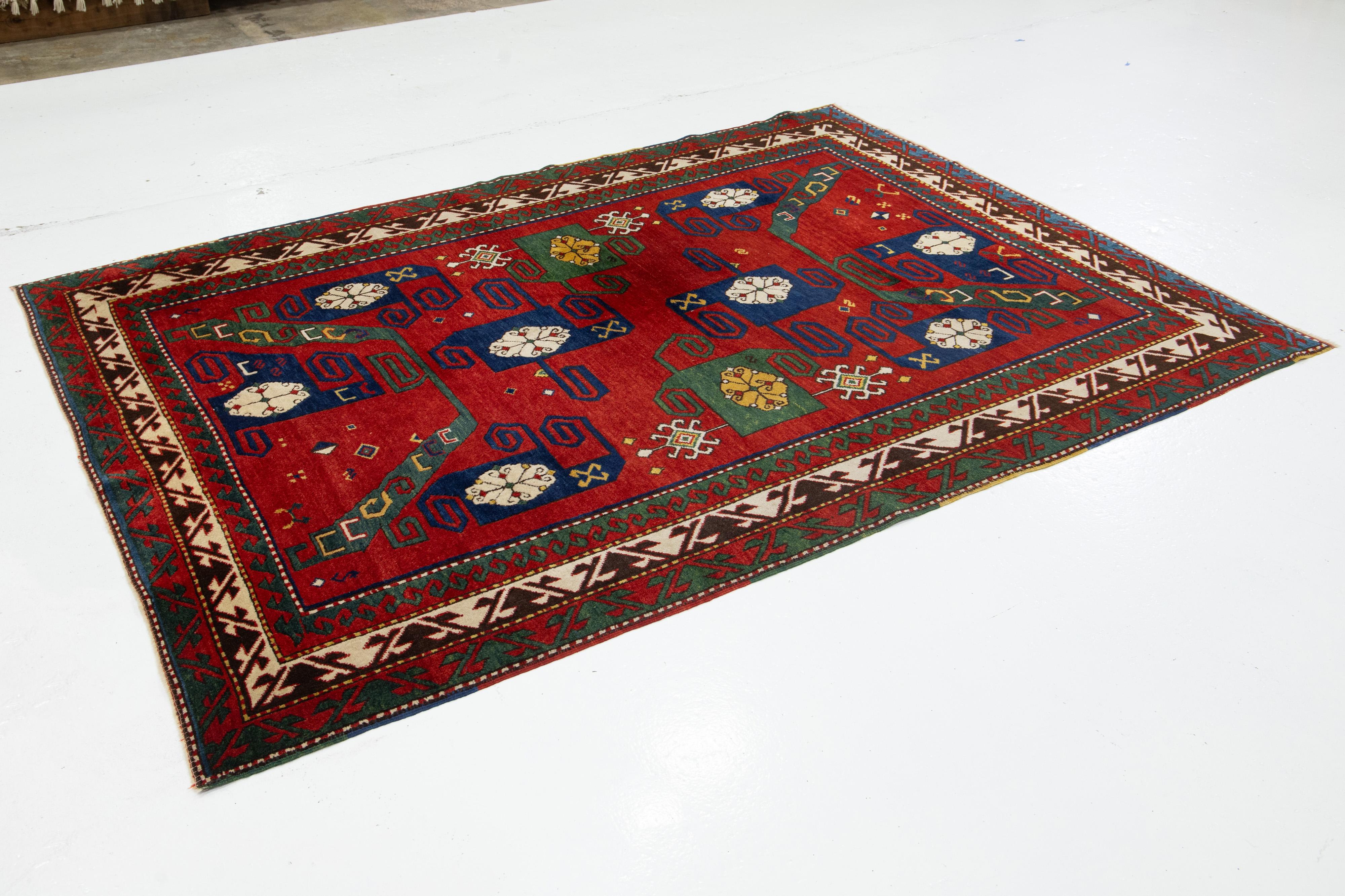 Handgefertigter kaukasischer Kasachischer Vintage-Wollteppich in Rot mit geometrischem Design (Handgeknüpft) im Angebot