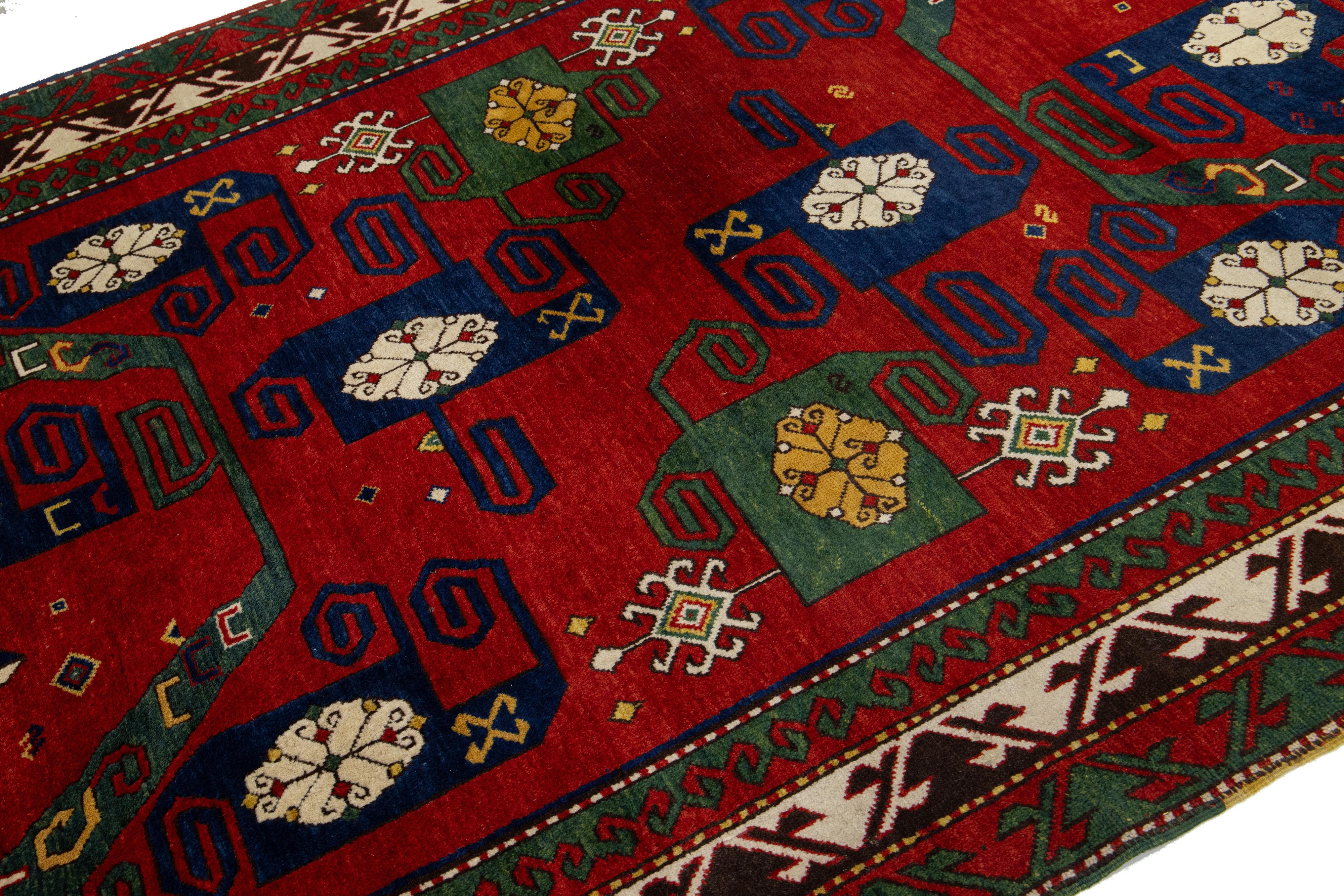 Handgefertigter kaukasischer Kasachischer Vintage-Wollteppich in Rot mit geometrischem Design im Zustand „Hervorragend“ im Angebot in Norwalk, CT