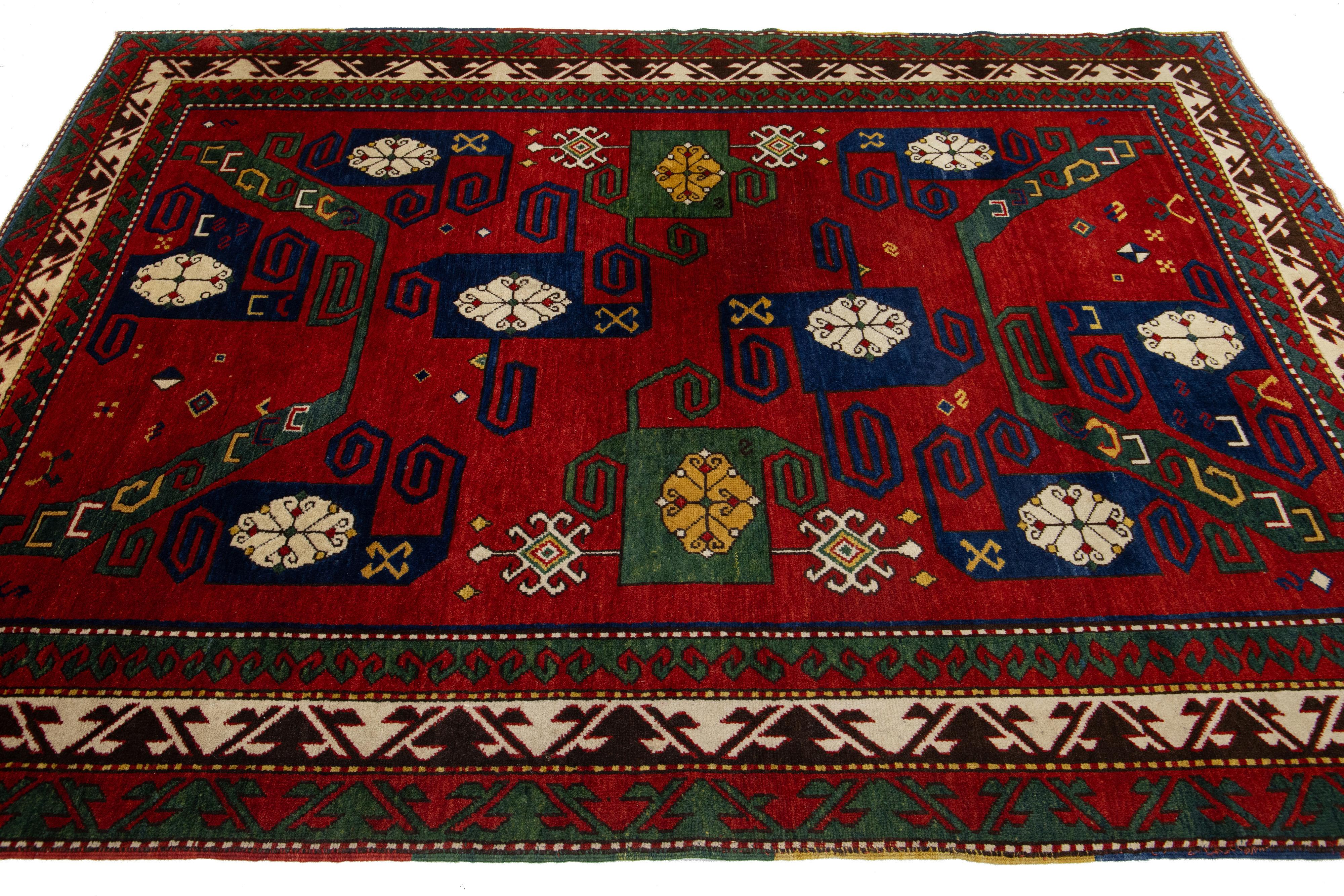 Handgefertigter kaukasischer Kasachischer Vintage-Wollteppich in Rot mit geometrischem Design (Frühes 20. Jahrhundert) im Angebot