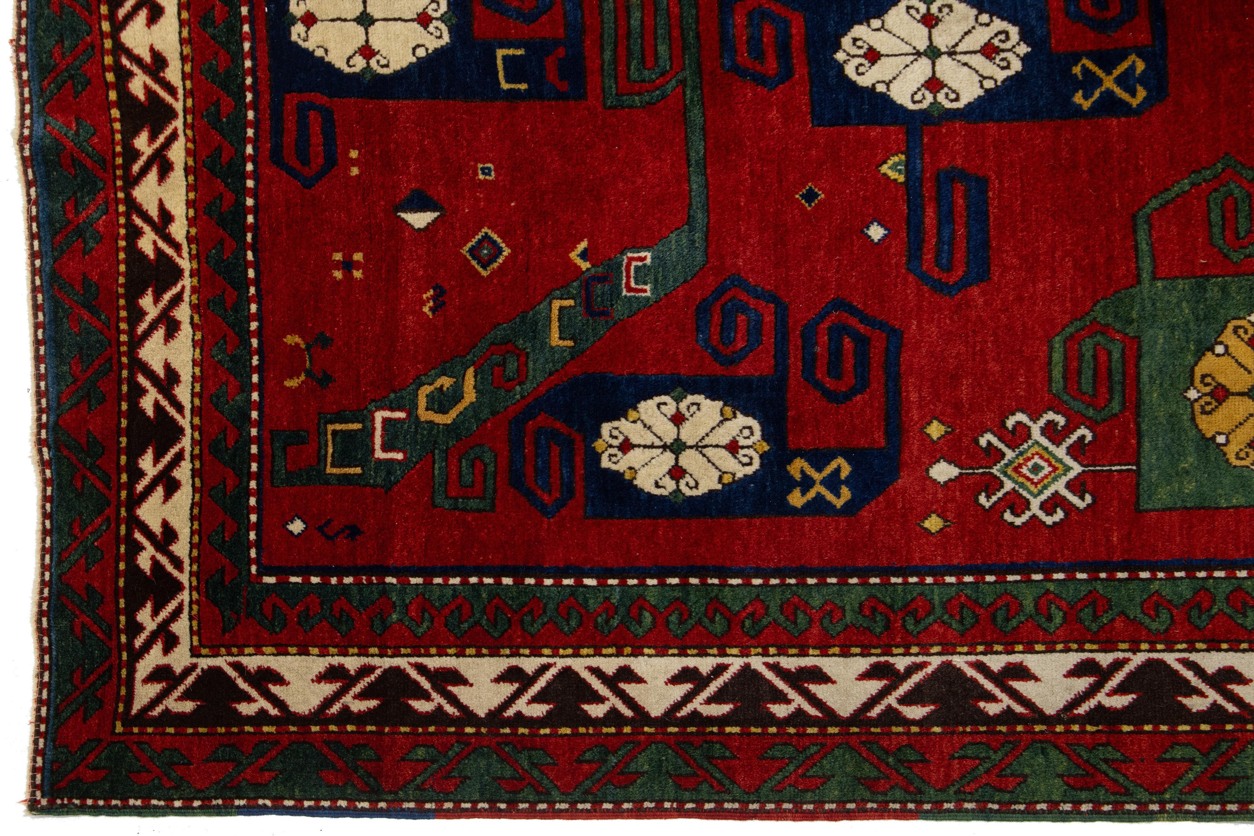 Handgefertigter kaukasischer Kasachischer Vintage-Wollteppich in Rot mit geometrischem Design (Wolle) im Angebot