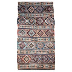 Kaukasischer Vintage-Kelim in geometrischem Muster in Elfenbein, Grün, Rost, Blau