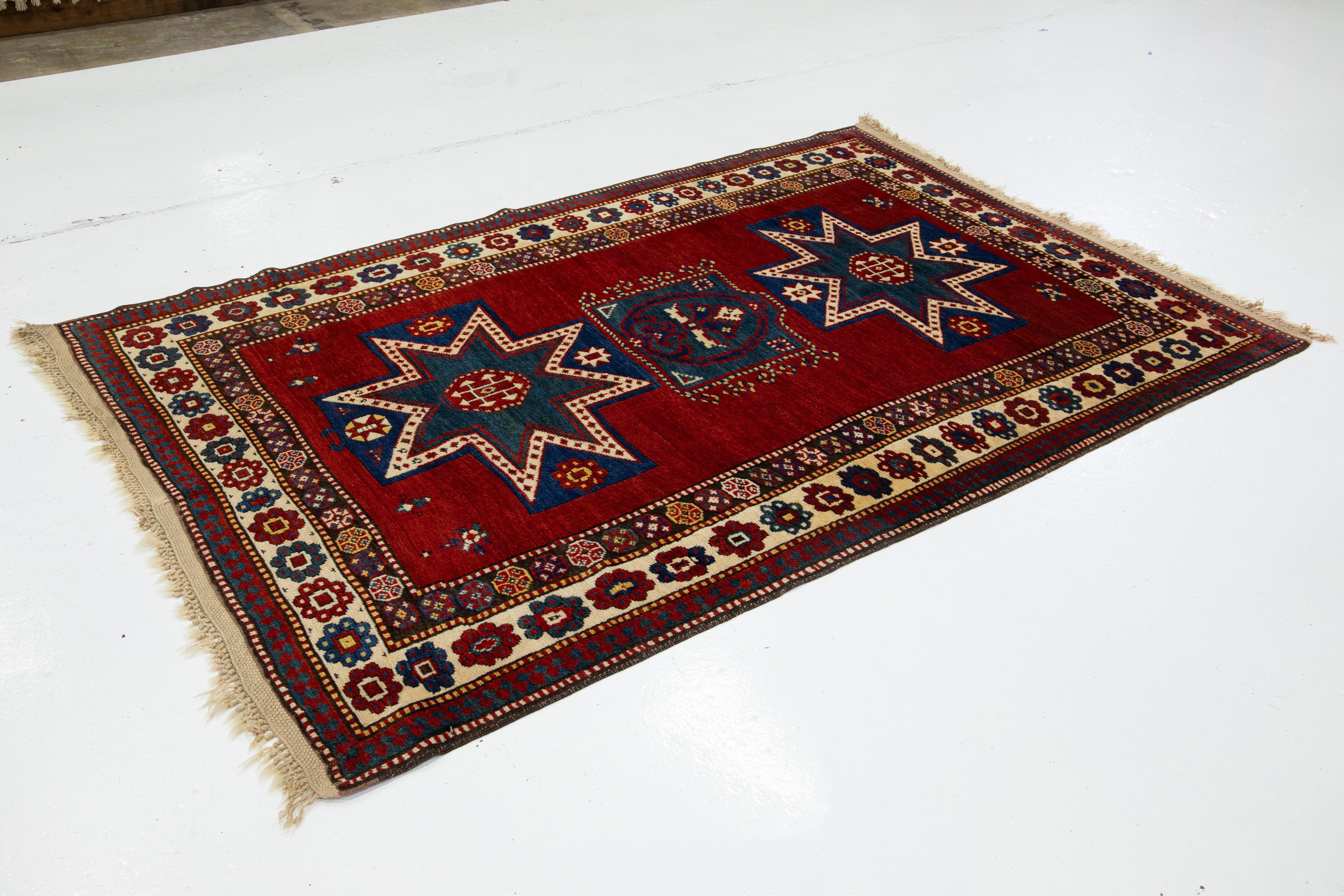 Kaukasischer roter Wollteppich mit geometrischem Motiv aus Kasachstan (Kasachisch) im Angebot