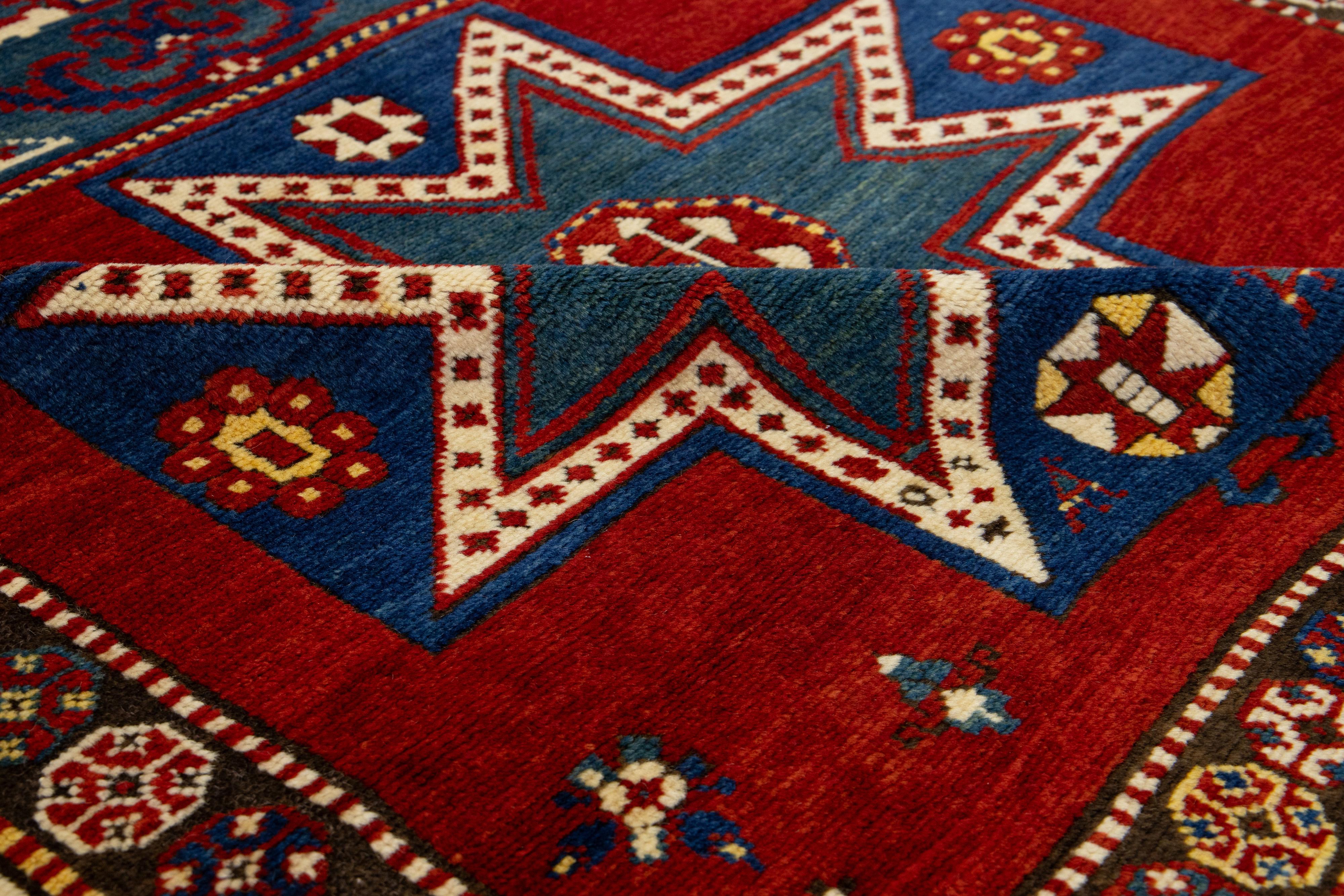 Kaukasischer roter Wollteppich mit geometrischem Motiv aus Kasachstan (Handgeknüpft) im Angebot