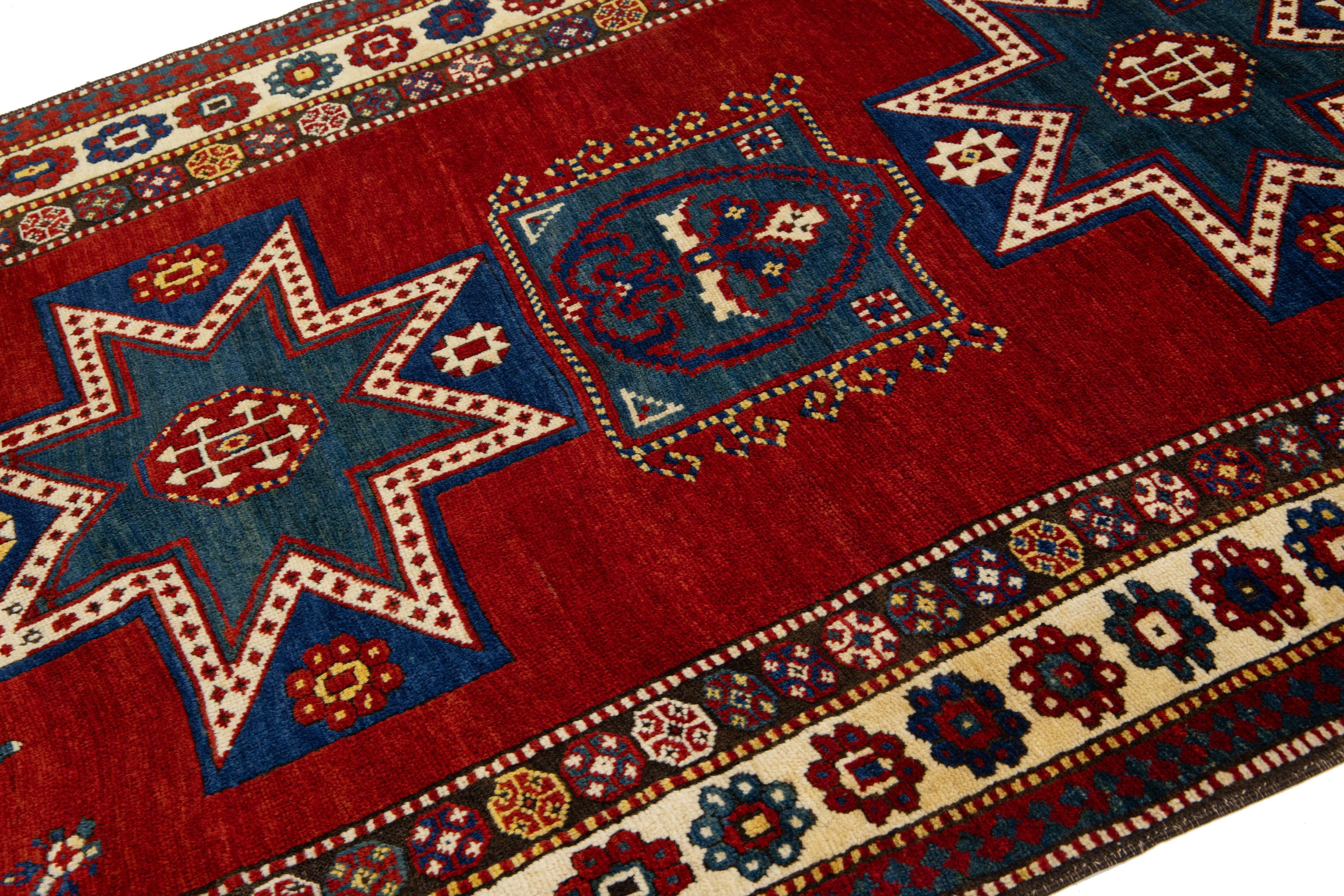 Kaukasischer roter Wollteppich mit geometrischem Motiv aus Kasachstan im Zustand „Hervorragend“ im Angebot in Norwalk, CT